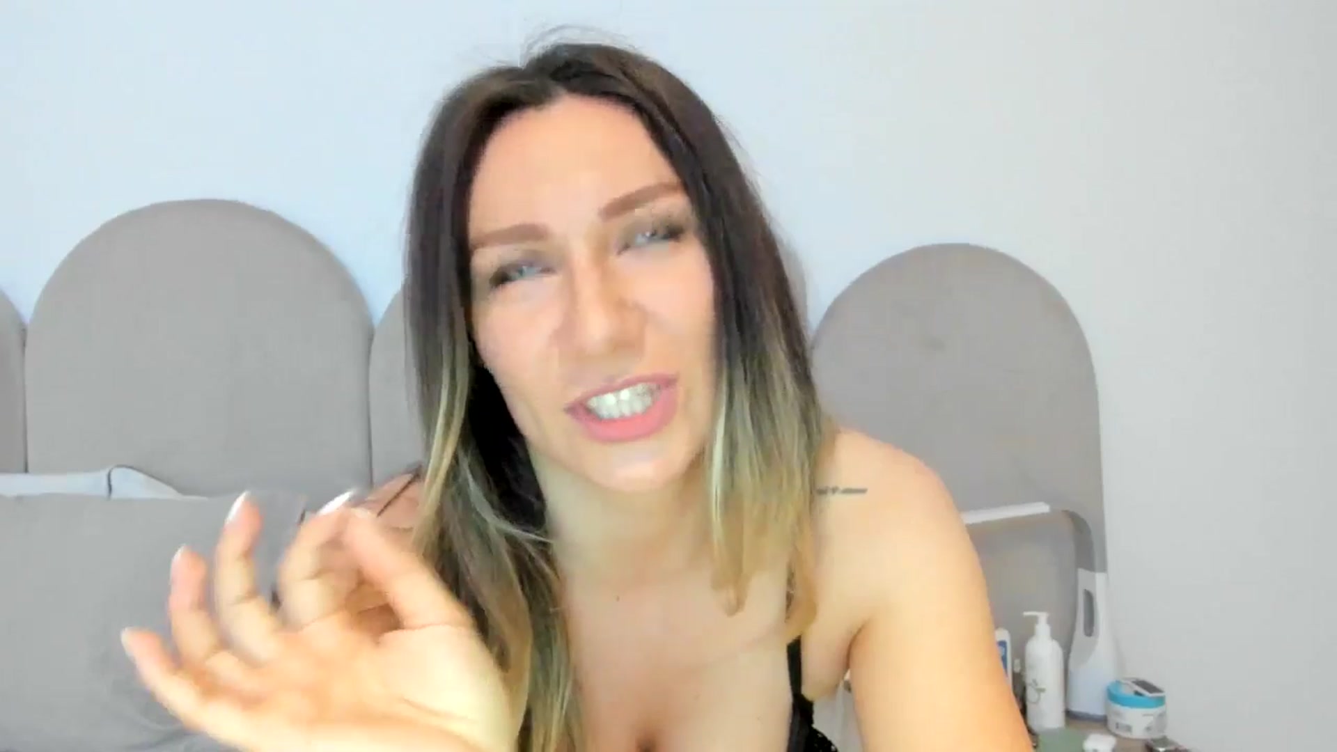 Gallery image thumbnail from ItsEvie's myfreecams stream on, 04/07/2025, 22:49 image 15 of 20