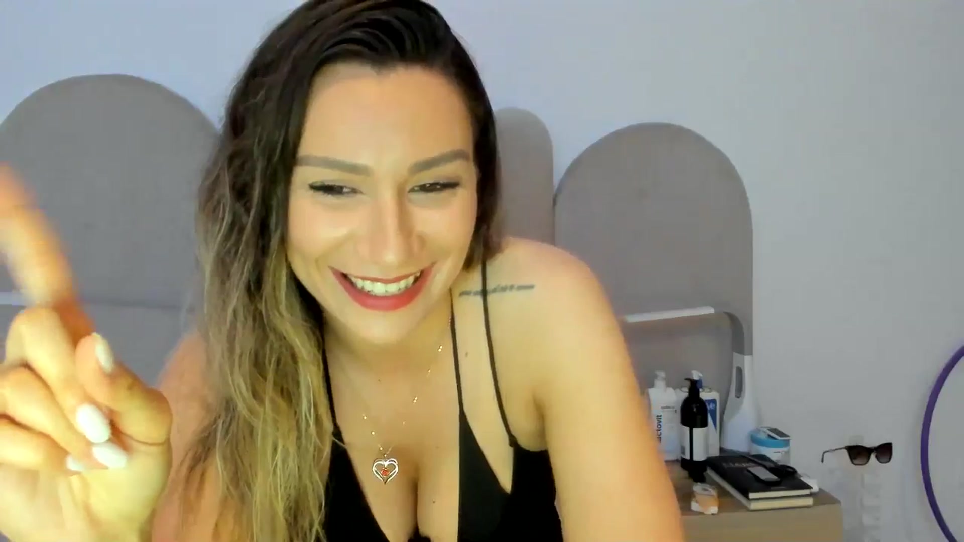 Gallery image thumbnail from ItsEvie's myfreecams stream on, 04/18/2025, 24:05 image 3 of 20