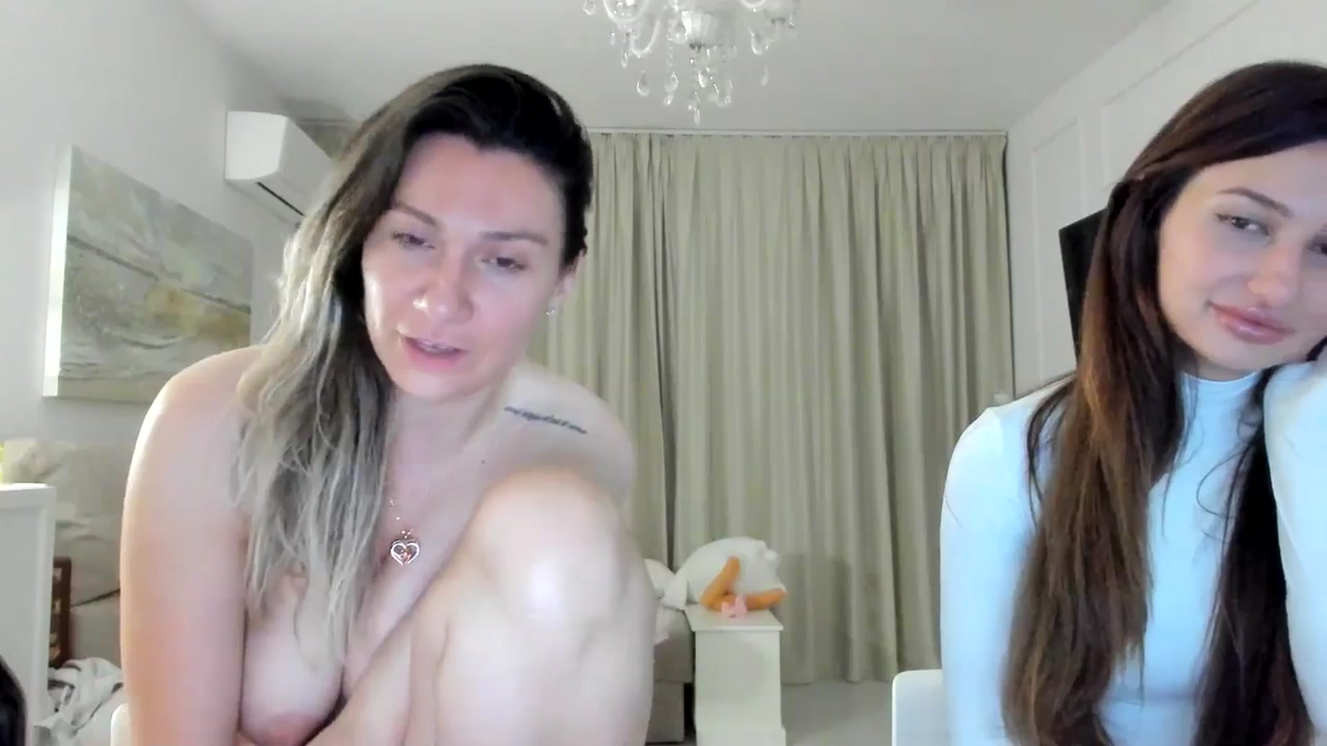 Gallery image thumbnail from ItsEvie's myfreecams stream on, 05/01/2025, 24:25 image 15 of 20