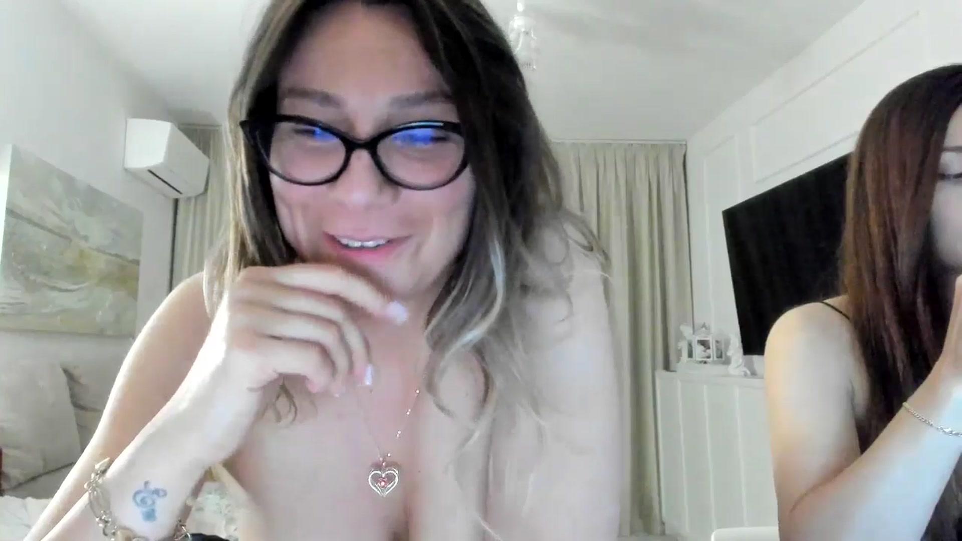 Gallery image thumbnail from ItsEvie's myfreecams stream on, 05/16/2025, 24:01 image 7 of 20
