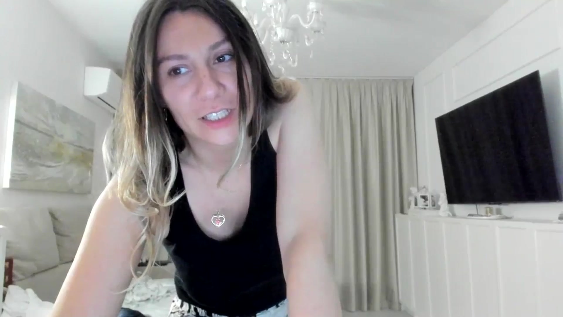 Gallery image thumbnail from ItsEvie's myfreecams stream on, 05/16/2025, 24:51 image 18 of 20
