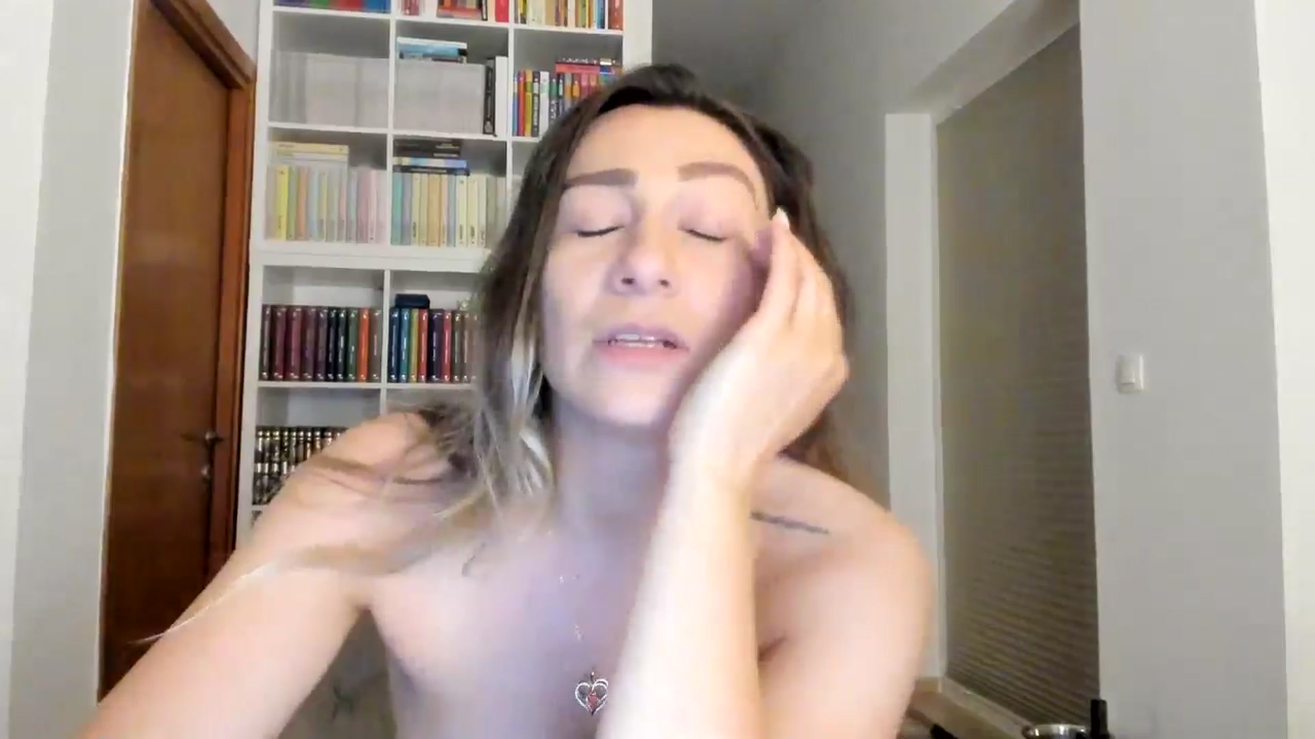 Gallery image thumbnail from ItsEvie's myfreecams stream on, 05/24/2025, 01:19 image 19 of 20