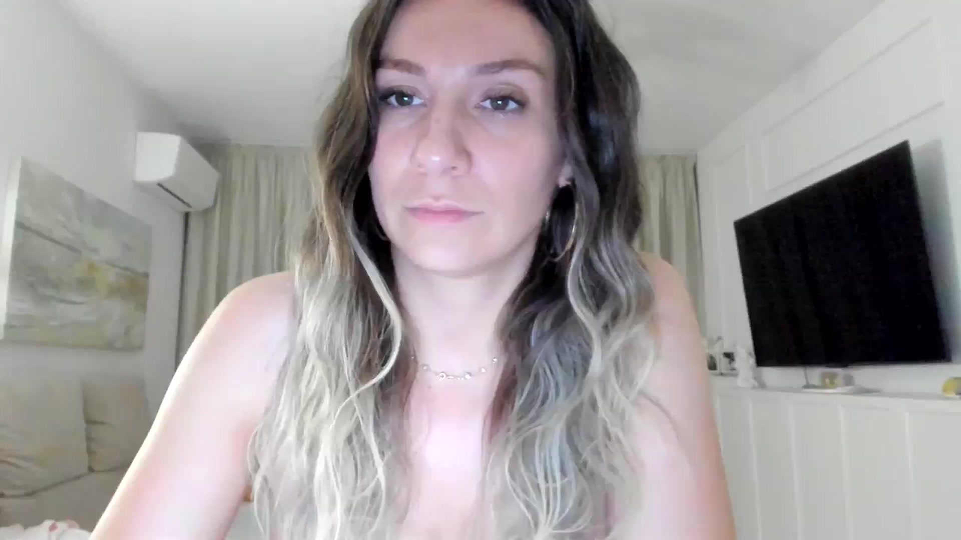 Gallery image thumbnail from ItsEvie's myfreecams stream on, 06/21/2025, 24:18 image 19 of 20