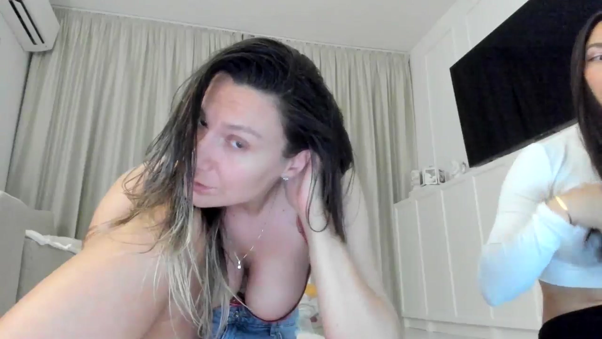 Gallery image thumbnail from ItsEvie's myfreecams stream on, 07/16/2025, 24:43 image 9 of 20