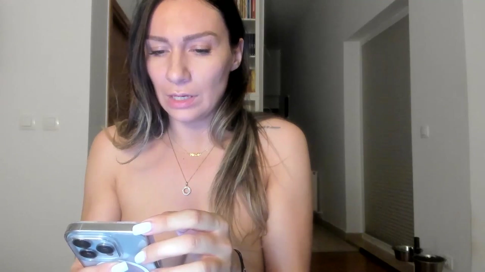 Gallery image thumbnail from ItsEvie's myfreecams stream on, 08/06/2025, 24:12 image 6 of 20
