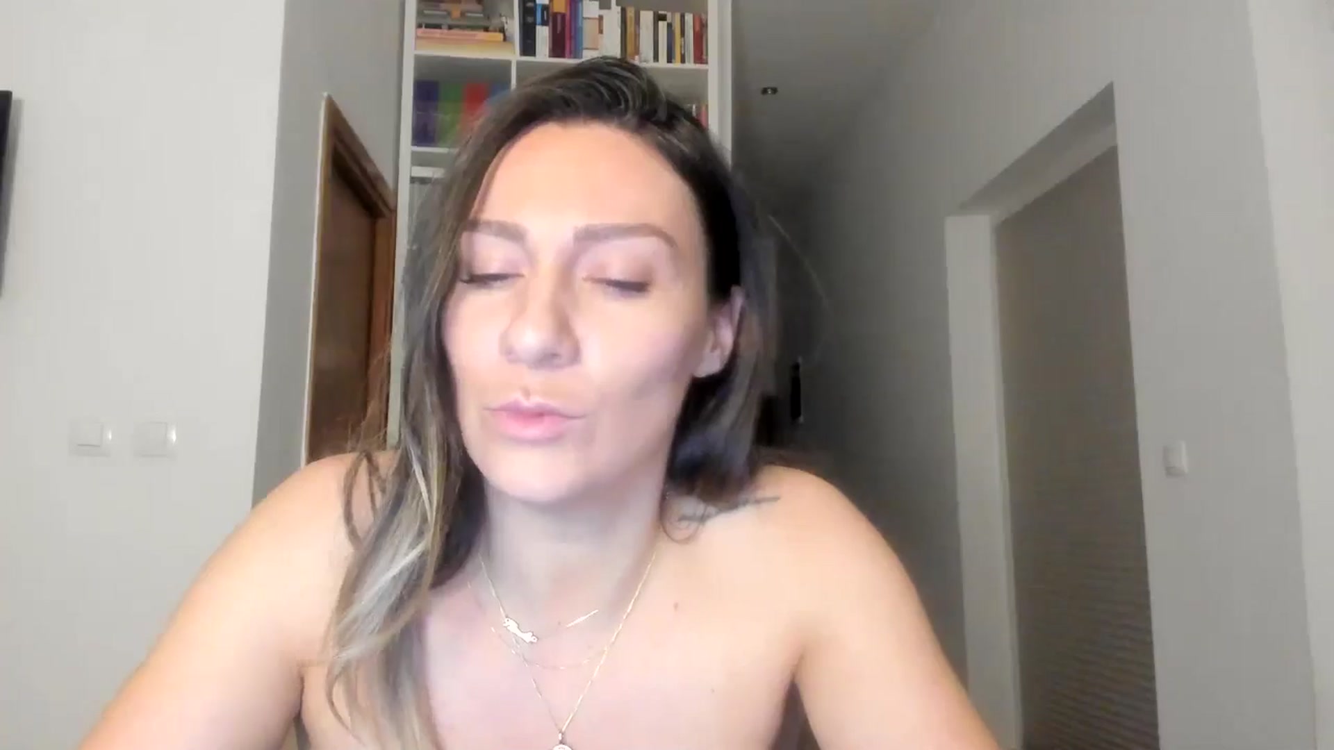 Gallery image thumbnail from ItsEvie's myfreecams stream on, 08/06/2025, 24:12 image 4 of 20