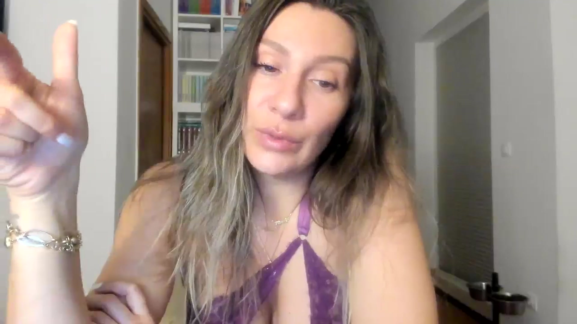 Gallery image thumbnail from ItsEvie's myfreecams stream on, 08/06/2025, 23:11 image 11 of 20