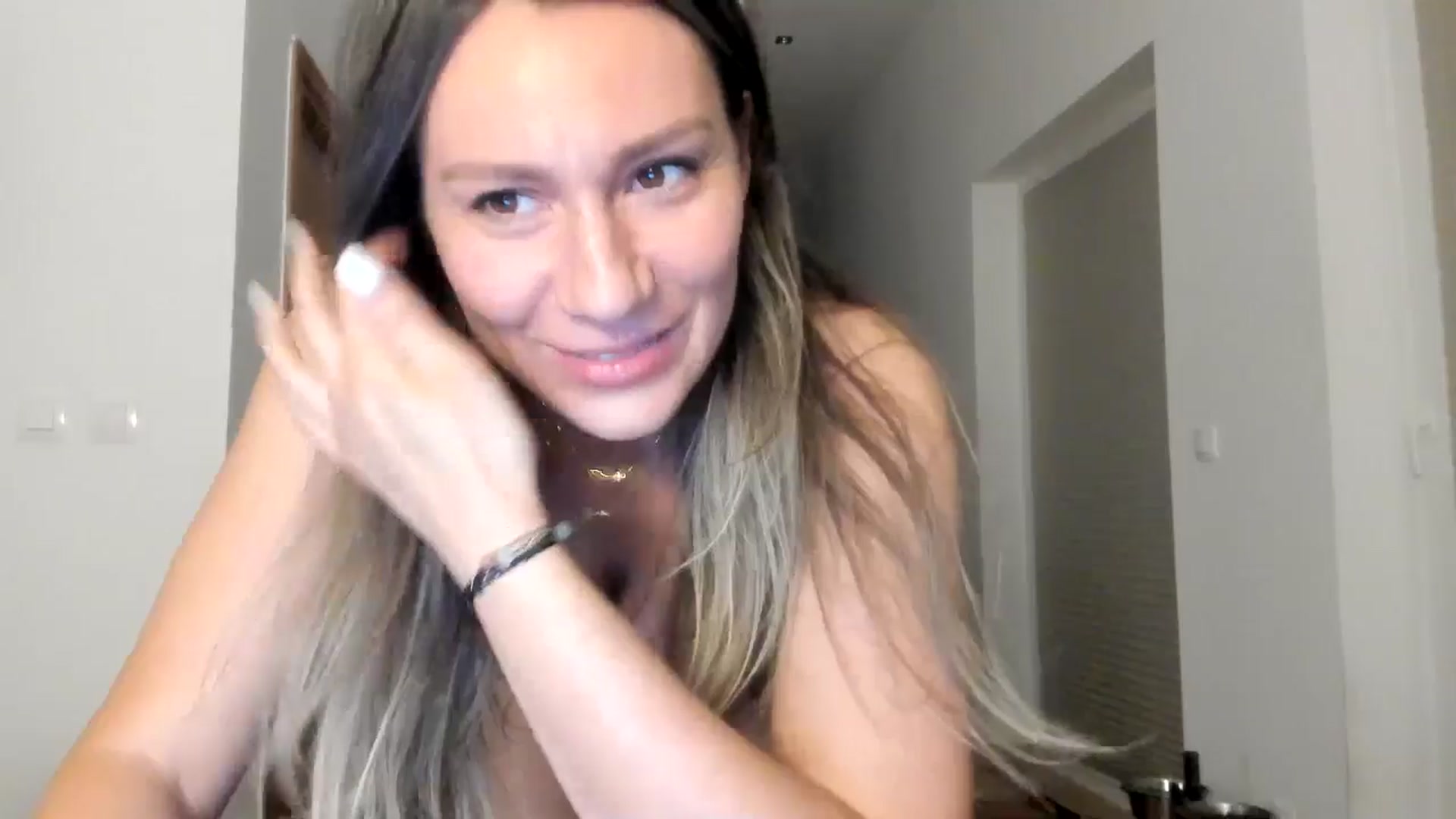 Gallery image thumbnail from ItsEvie's myfreecams stream on, 08/13/2025, 24:08 image 3 of 20