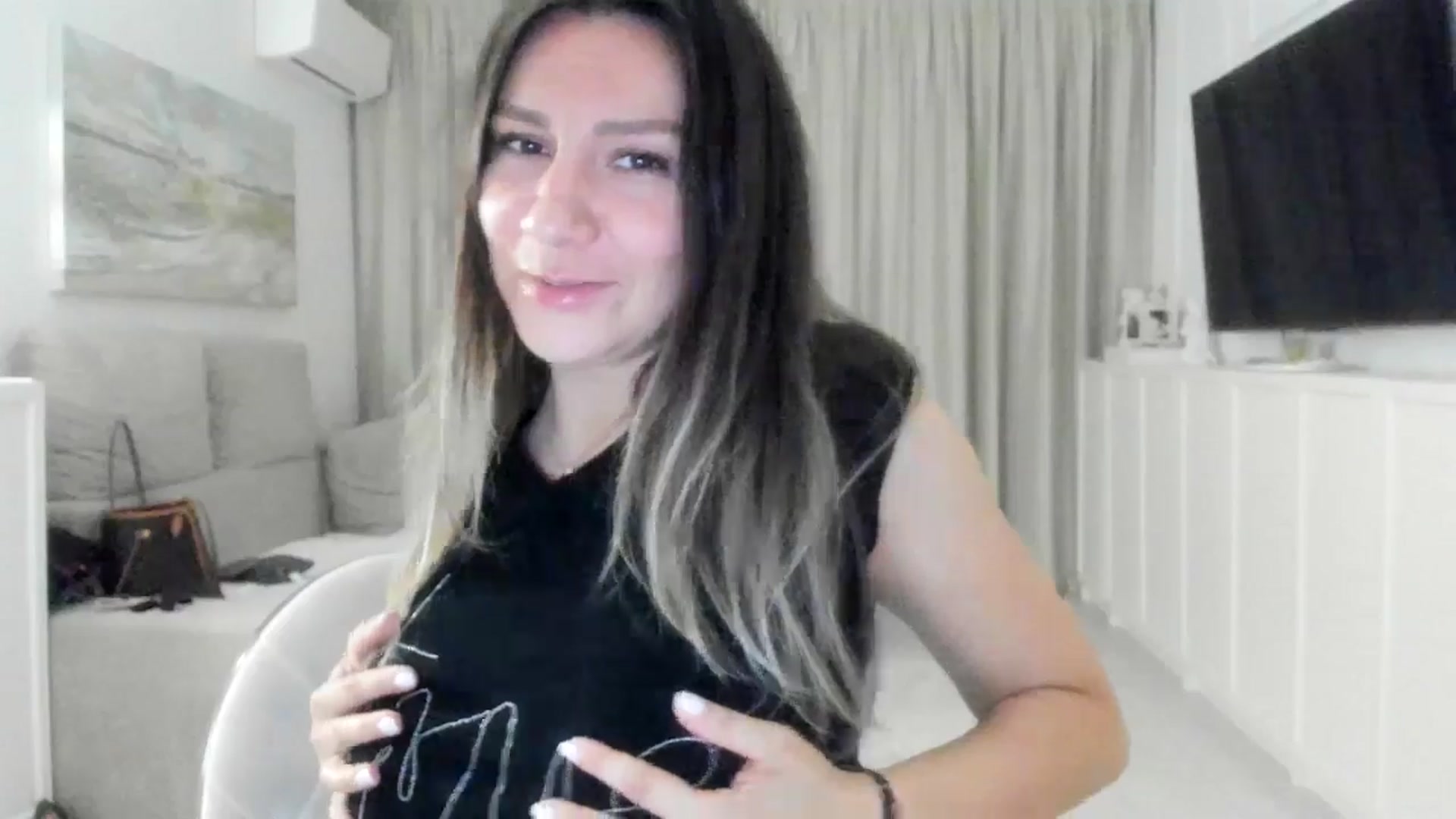 Gallery image thumbnail from ItsEvie's myfreecams stream on, 08/26/2025, 24:24 image 3 of 20