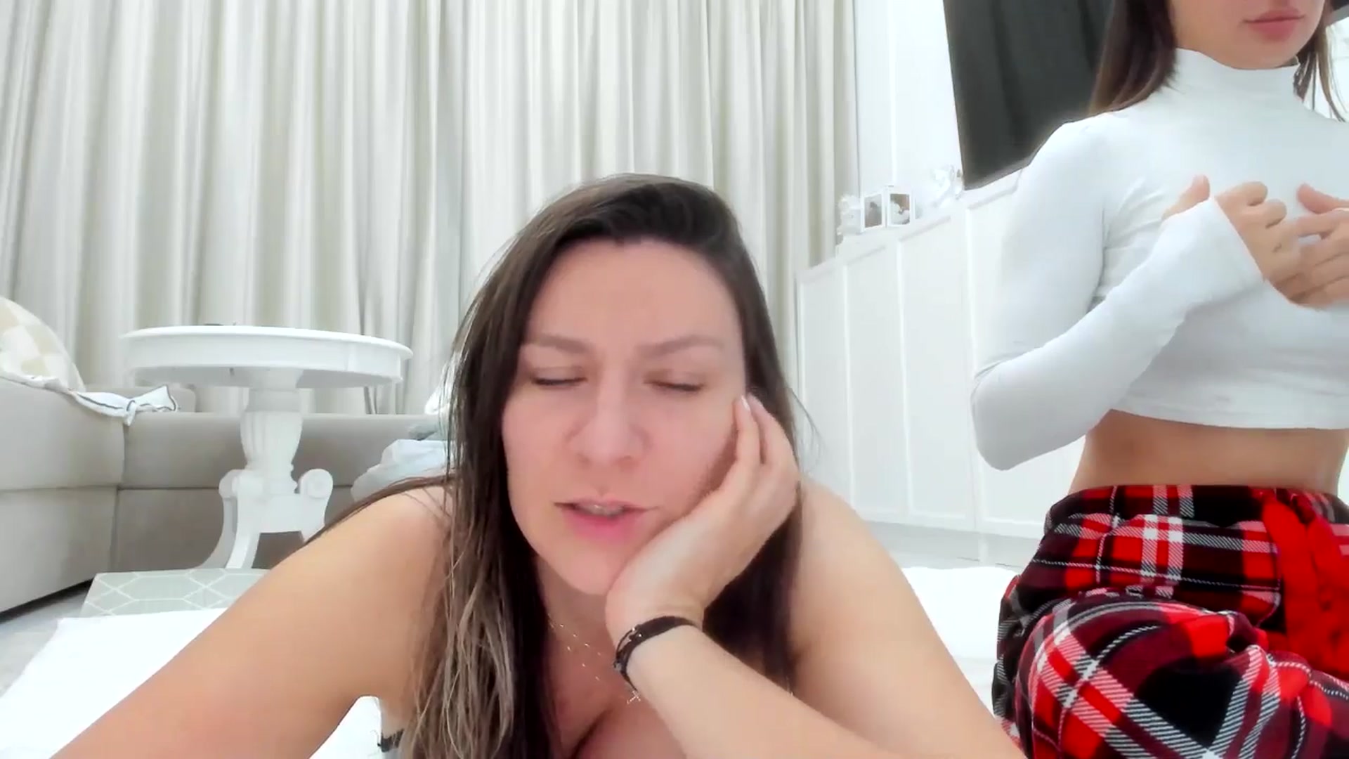 Gallery image thumbnail from ItsEvie's myfreecams stream on, 10/03/2025, 24:03 image 13 of 20
