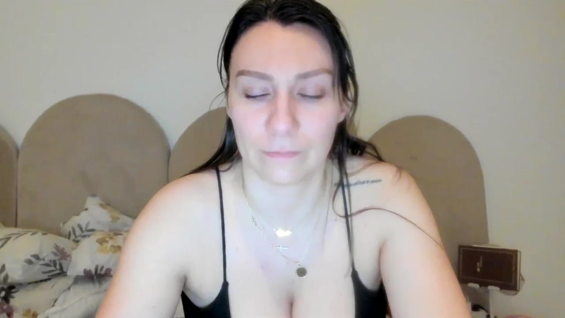 Gallery image thumbnail from ItsEvie's myfreecams stream on, 12/28/2025, 21:16 image 19 of 20