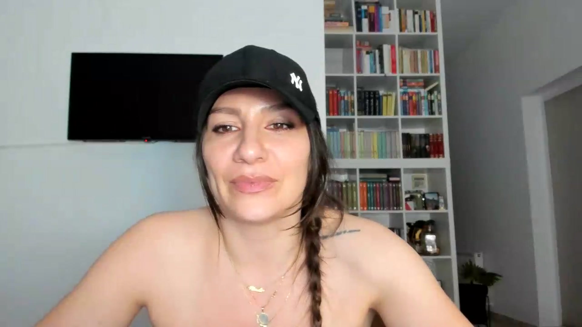 Gallery image thumbnail from ItsEvie's myfreecams stream on, 08/29/2026, 23:11 image 18 of 20