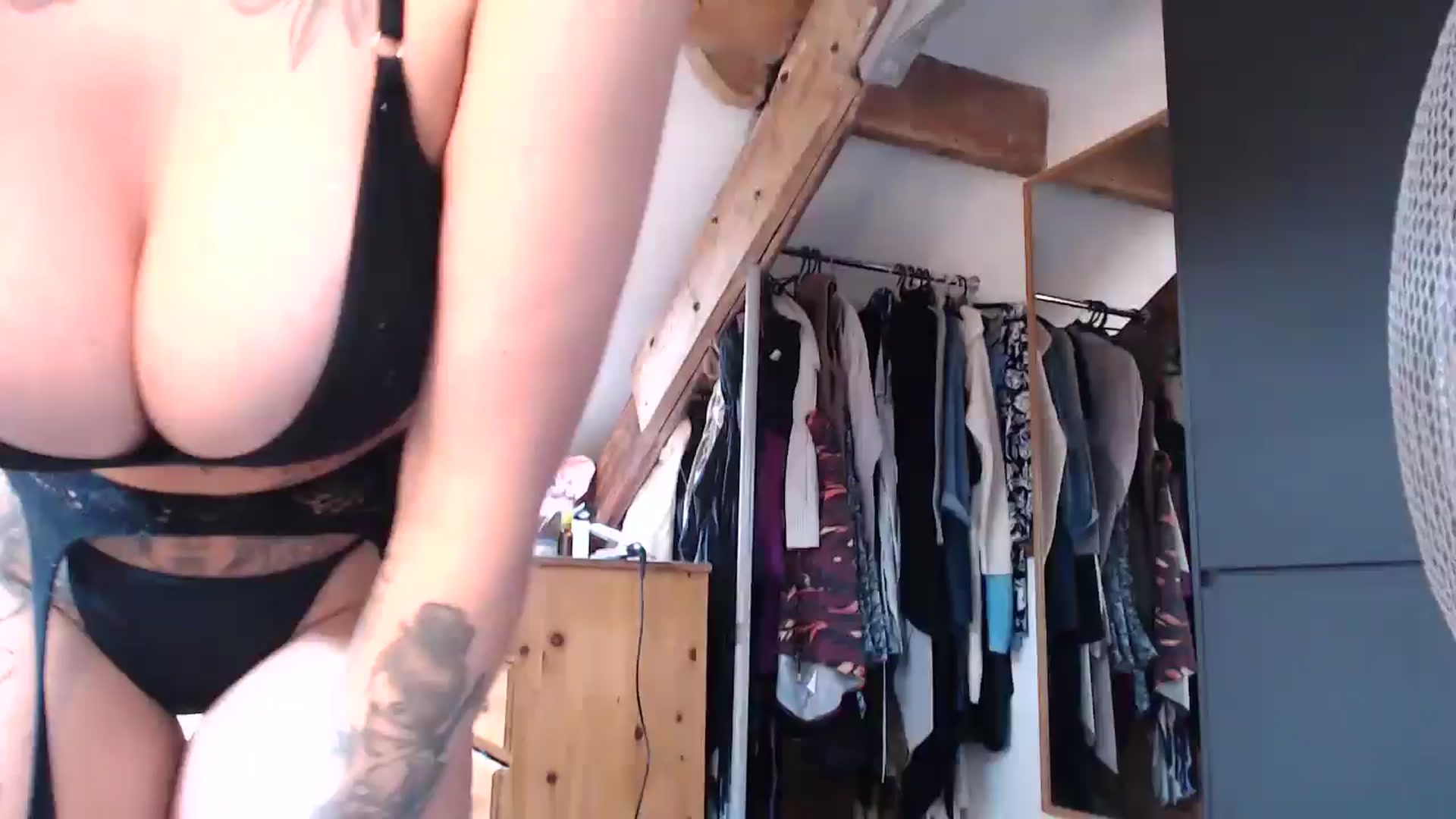 Gallery image thumbnail from ItsFayday's myfreecams stream on, 06/19/2024, 14:17 image 10 of 20