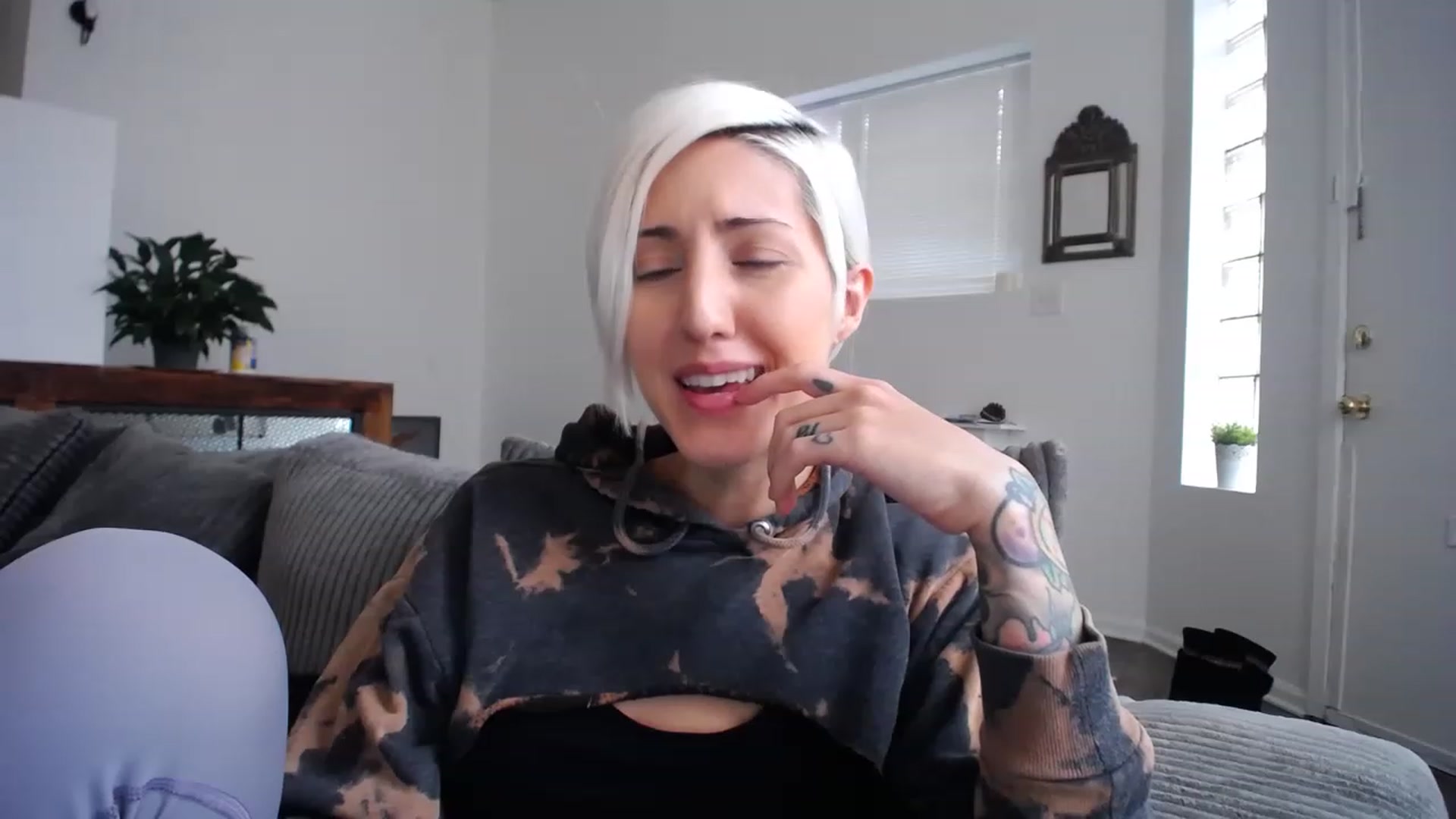 Gallery image thumbnail from ItsJade's myfreecams stream on, 03/16/2023, 18:36 image 14 of 20