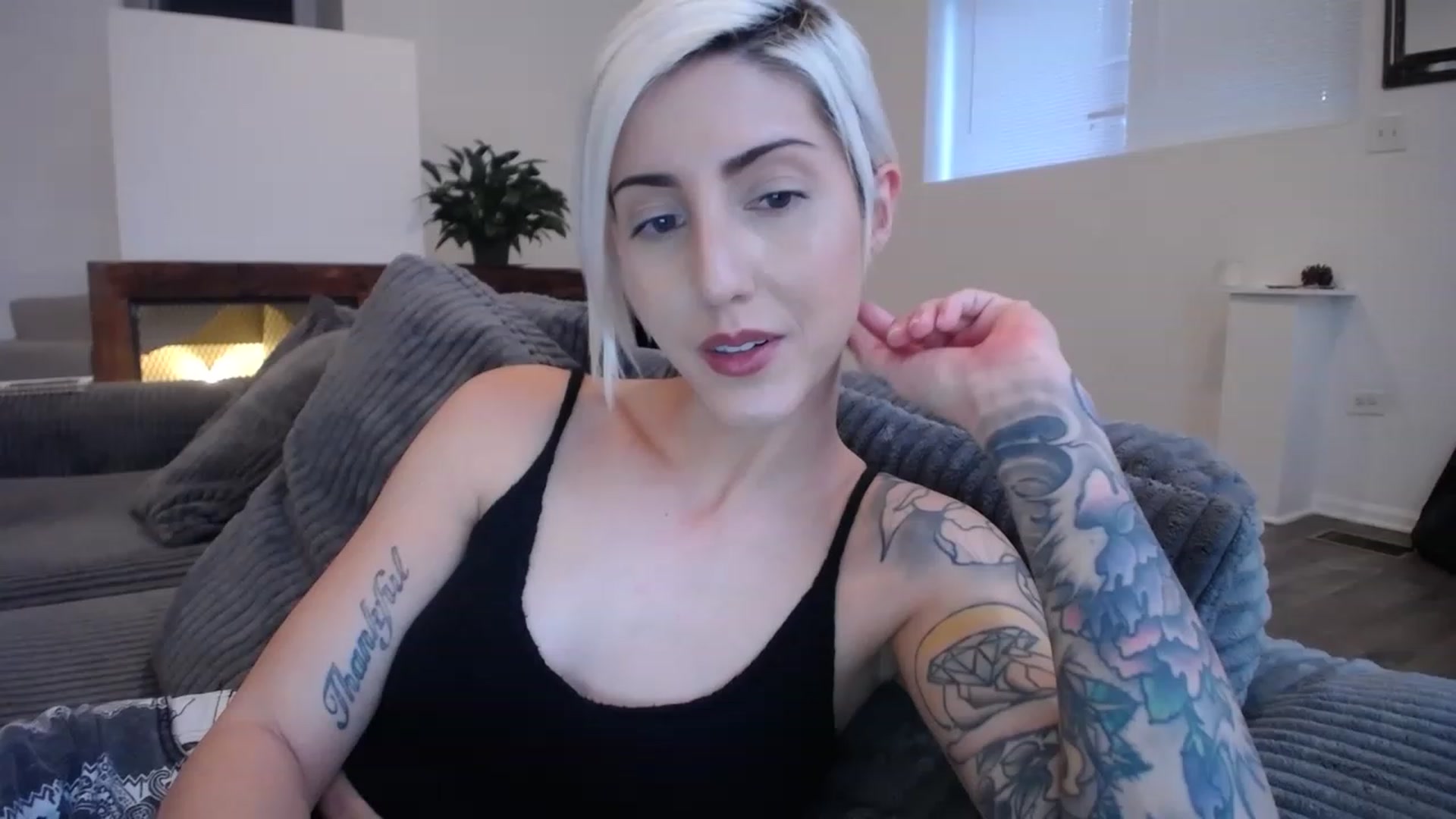 Gallery image thumbnail from ItsJade's myfreecams stream on, 04/03/2023, 23:38 image 6 of 20