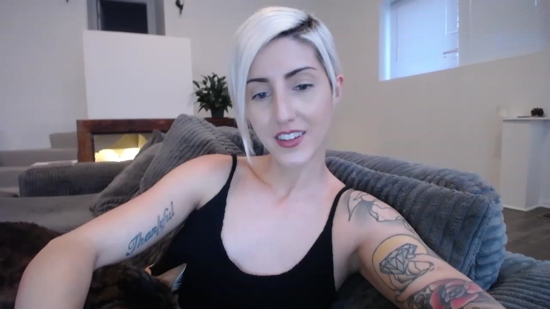 Gallery image thumbnail from ItsJade's myfreecams stream on, 04/03/2023, 23:38 image 12 of 20