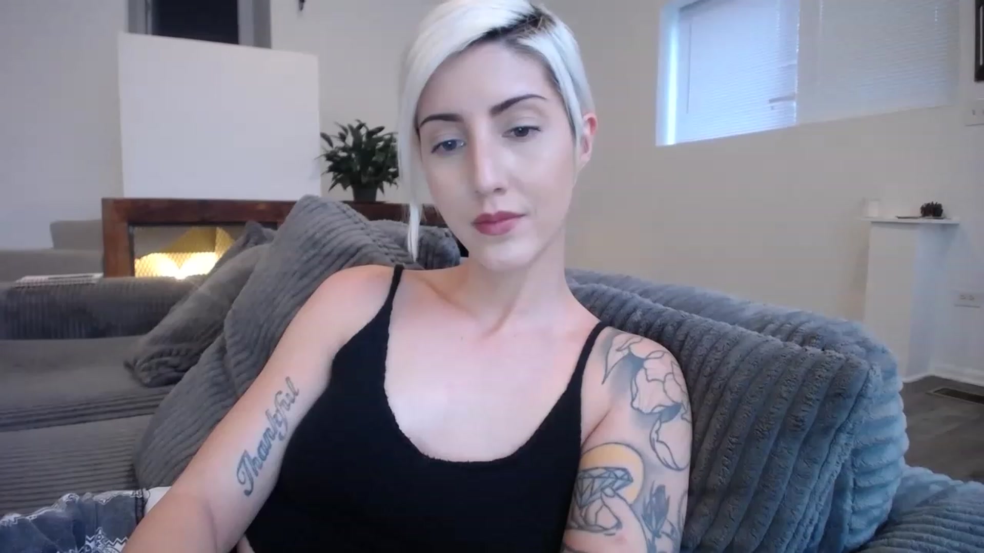 Gallery image thumbnail from ItsJade's myfreecams stream on, 04/03/2023, 23:38 image 1 of 20