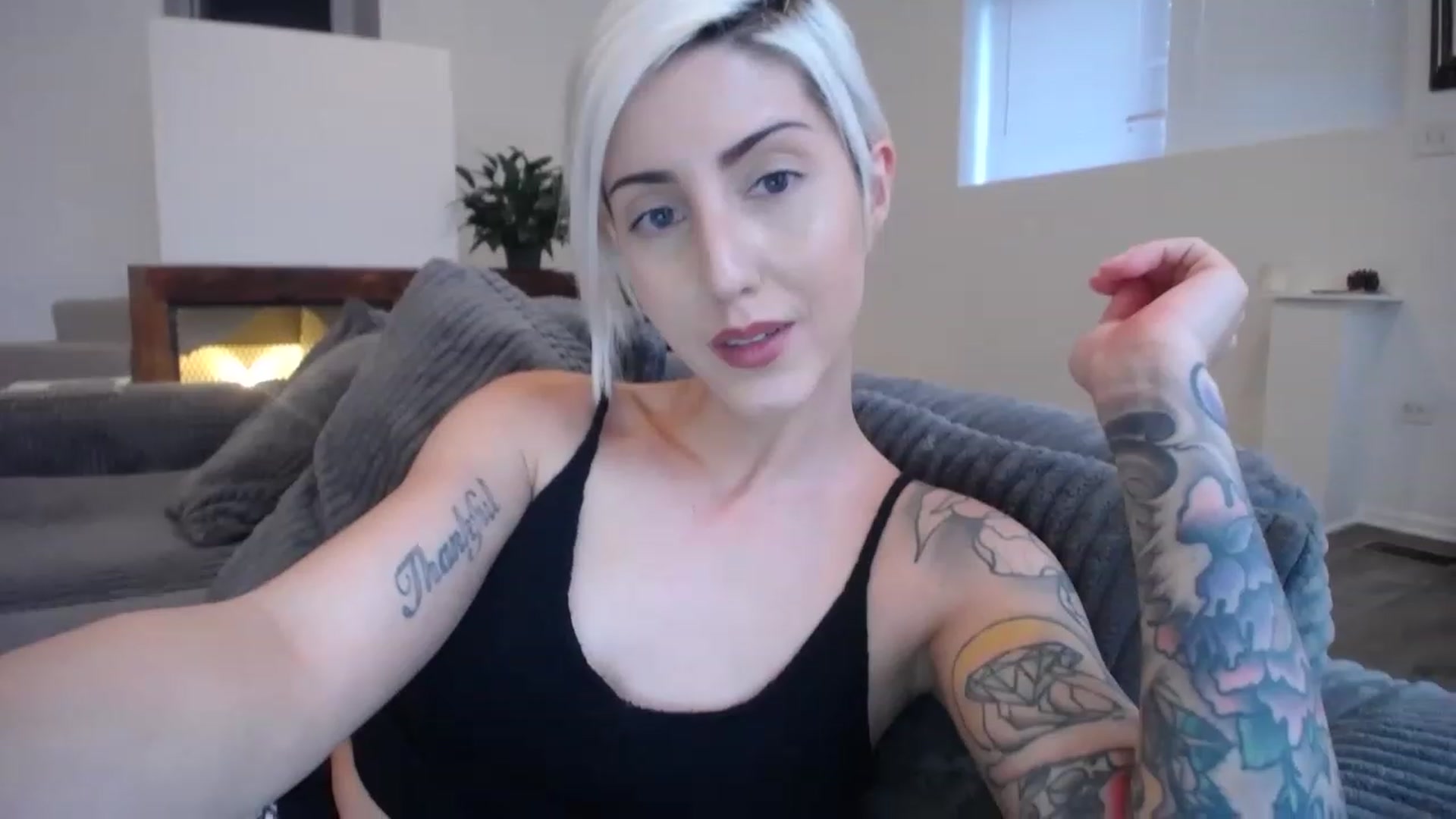 Gallery image thumbnail from ItsJade's myfreecams stream on, 04/03/2023, 23:38 image 3 of 20