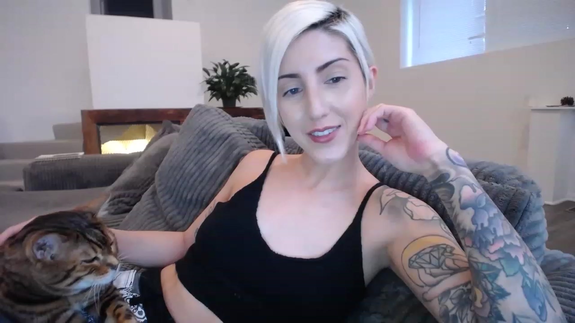 Gallery image thumbnail from ItsJade's myfreecams stream on, 04/03/2023, 23:38 image 15 of 20