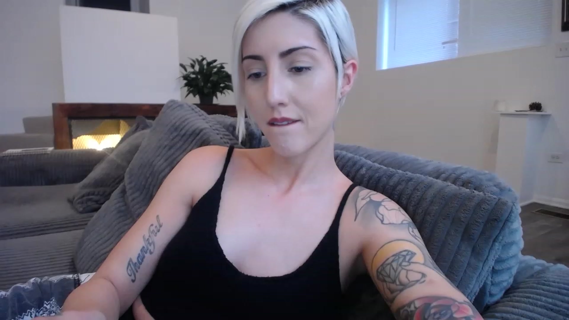 Gallery image thumbnail from ItsJade's myfreecams stream on, 04/03/2023, 23:38 image 4 of 20
