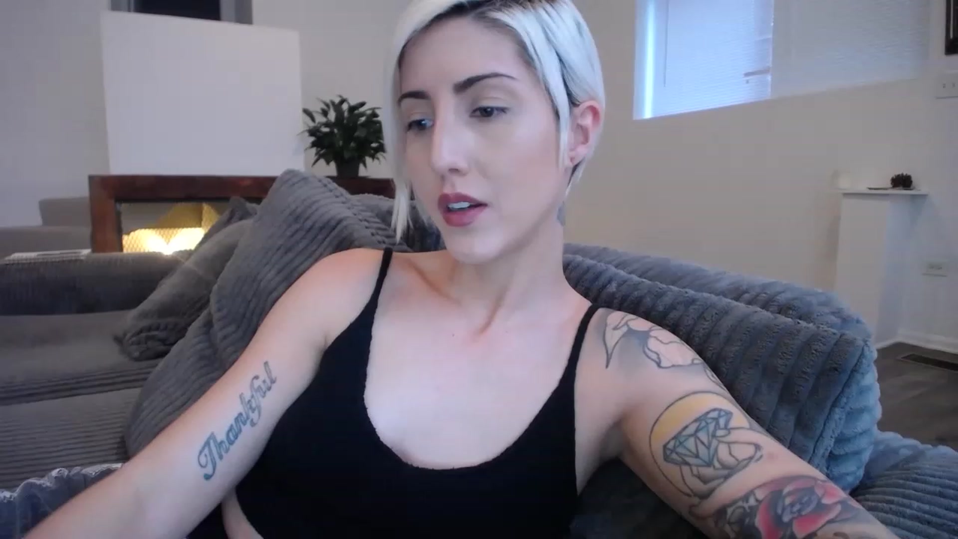 Gallery image thumbnail from ItsJade's myfreecams stream on, 04/03/2023, 23:38 image 5 of 20
