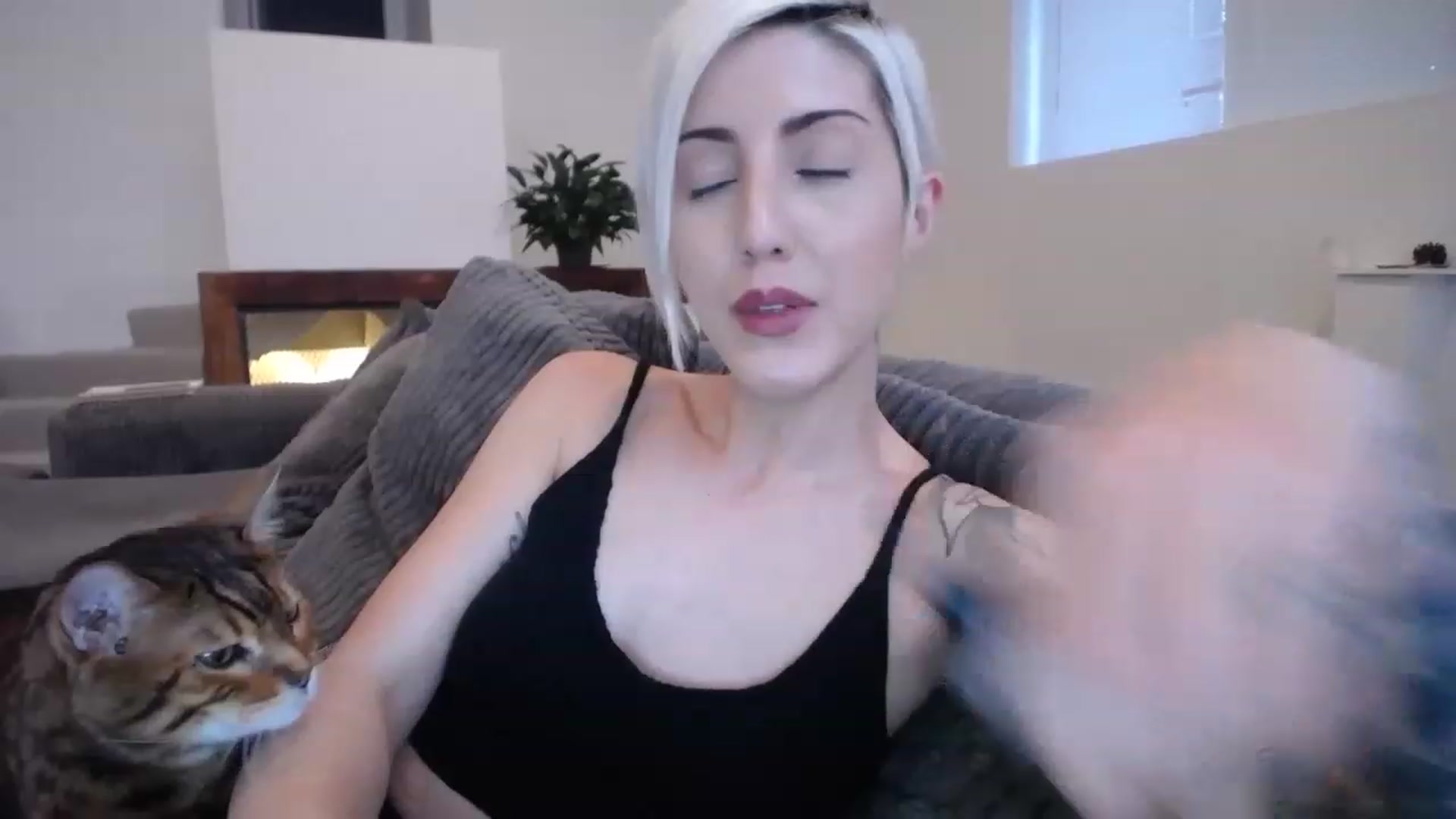 Gallery image thumbnail from ItsJade's myfreecams stream on, 04/03/2023, 23:38 image 14 of 20