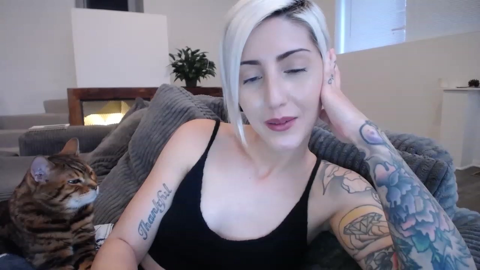 Gallery image thumbnail from ItsJade's myfreecams stream on, 04/03/2023, 23:38 image 19 of 20