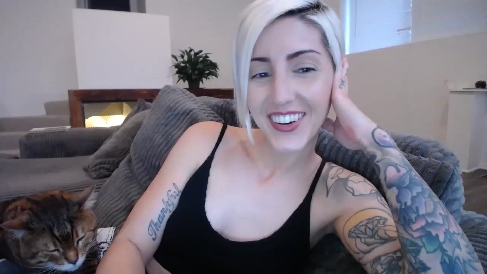 Gallery image thumbnail from ItsJade's myfreecams stream on, 04/03/2023, 23:38 image 20 of 20