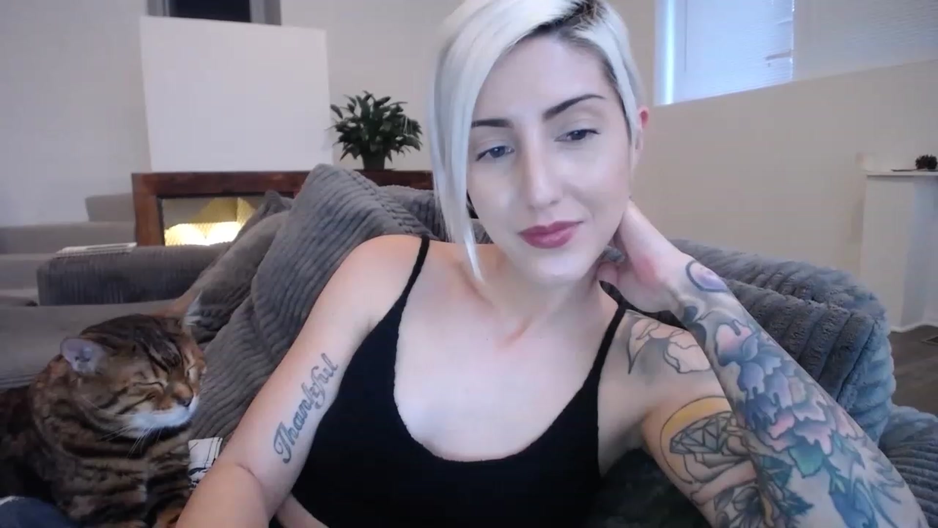Gallery image thumbnail from ItsJade's myfreecams stream on, 04/03/2023, 23:38 image 17 of 20