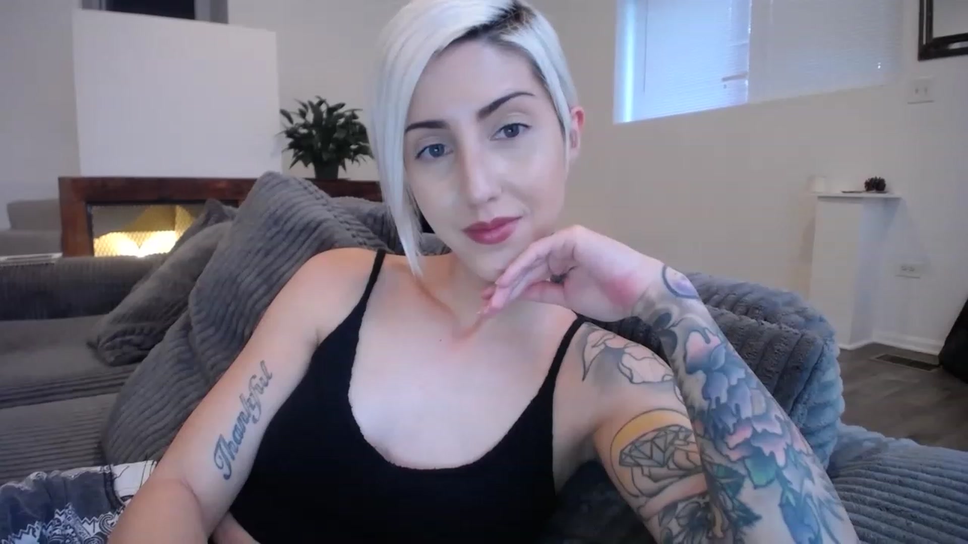 Gallery image thumbnail from ItsJade's myfreecams stream on, 04/03/2023, 23:38 image 8 of 20