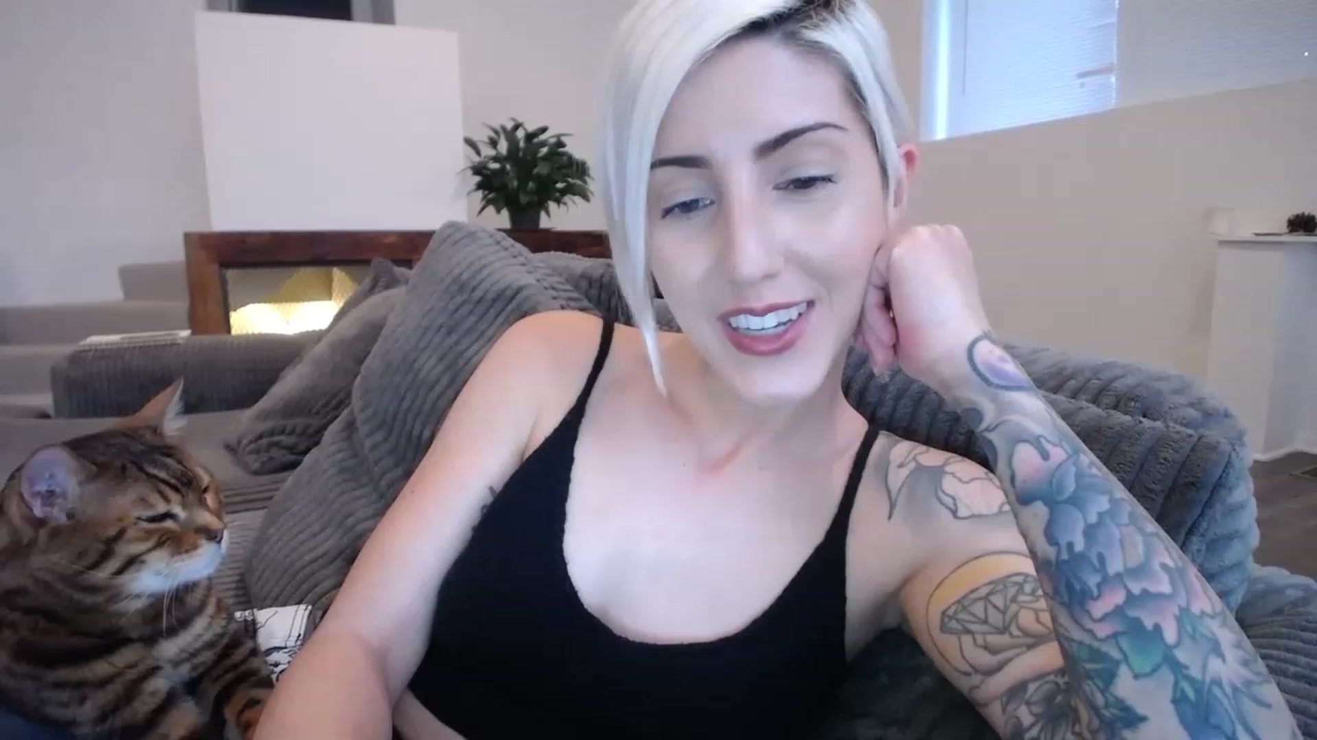 Gallery image thumbnail from ItsJade's myfreecams stream on, 04/03/2023, 23:38 image 16 of 20