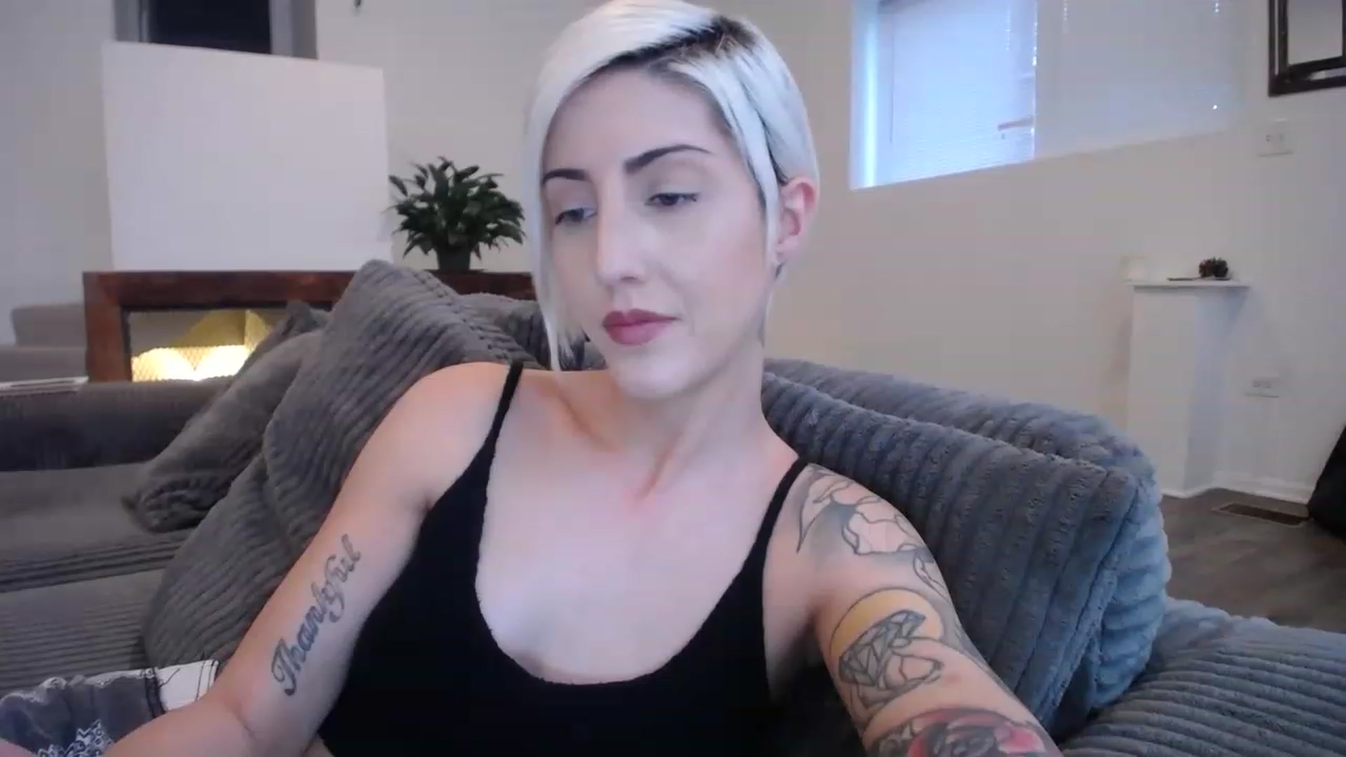 Gallery image thumbnail from ItsJade's myfreecams stream on, 04/03/2023, 23:38 image 10 of 20