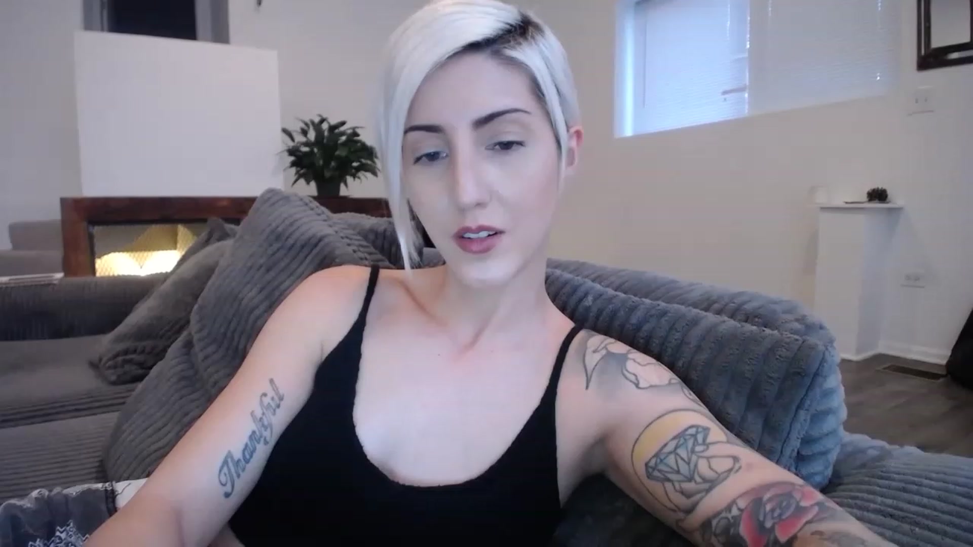 Gallery image thumbnail from ItsJade's myfreecams stream on, 04/03/2023, 23:38 image 11 of 20