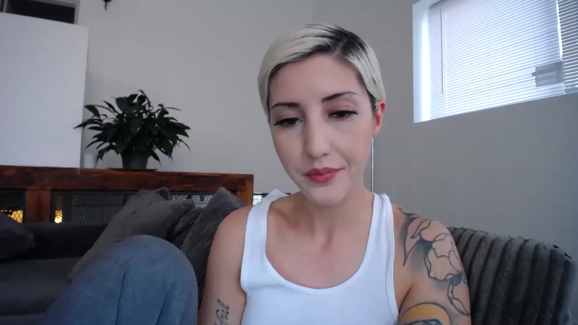 Gallery image thumbnail from ItsJade's myfreecams stream on, 04/15/2023, 24:40 image 3 of 20