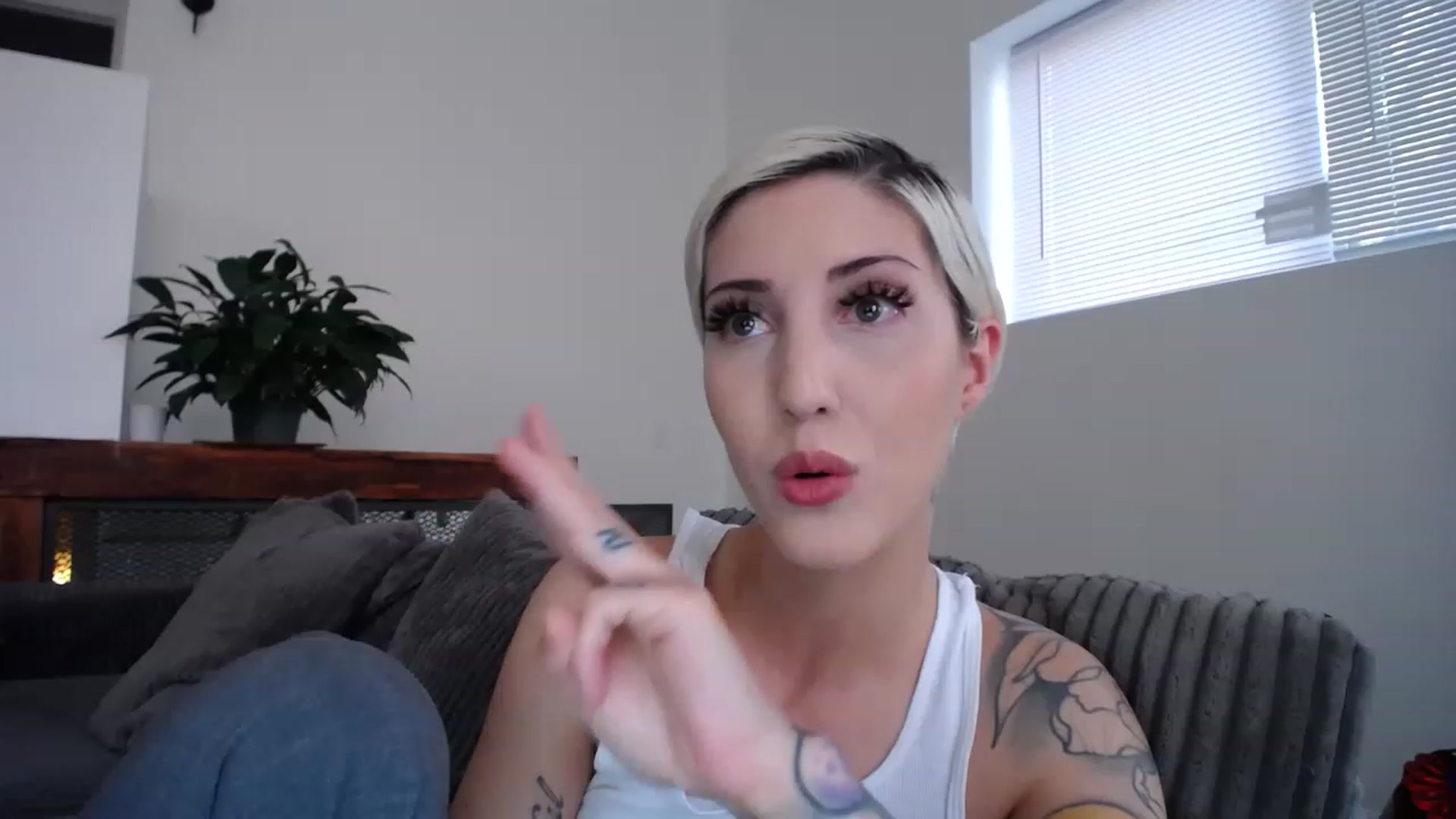 Gallery image thumbnail from ItsJade's myfreecams stream on, 04/15/2023, 24:40 image 4 of 20