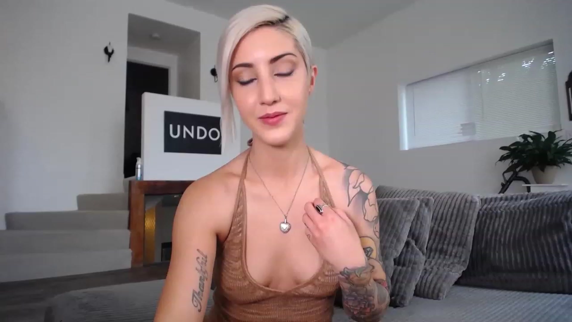 Gallery image thumbnail from ItsJade's myfreecams stream on, 05/12/2023, 15:38 image 6 of 20