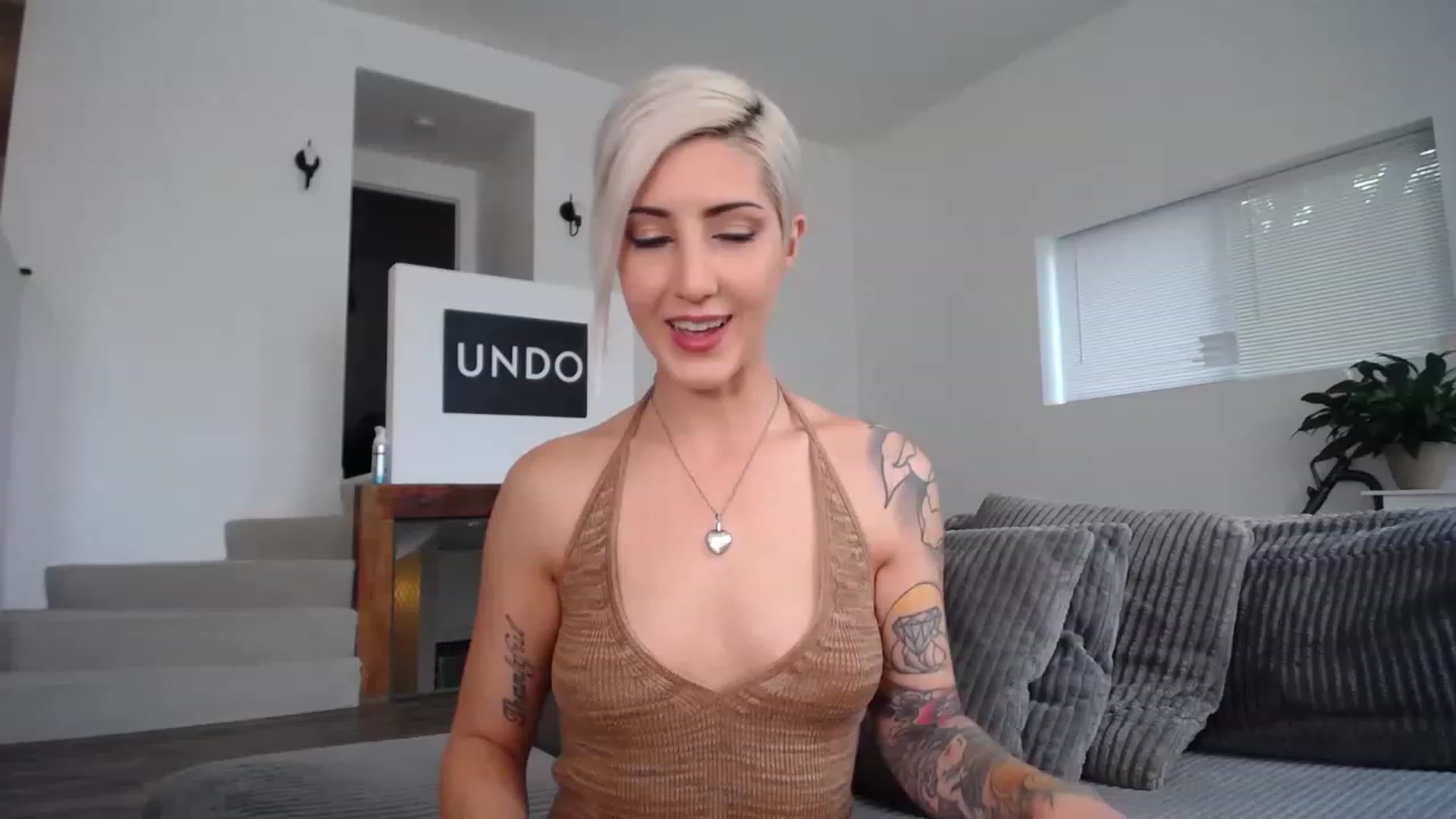 Gallery image thumbnail from ItsJade's myfreecams stream on, 05/12/2023, 15:38 image 10 of 20