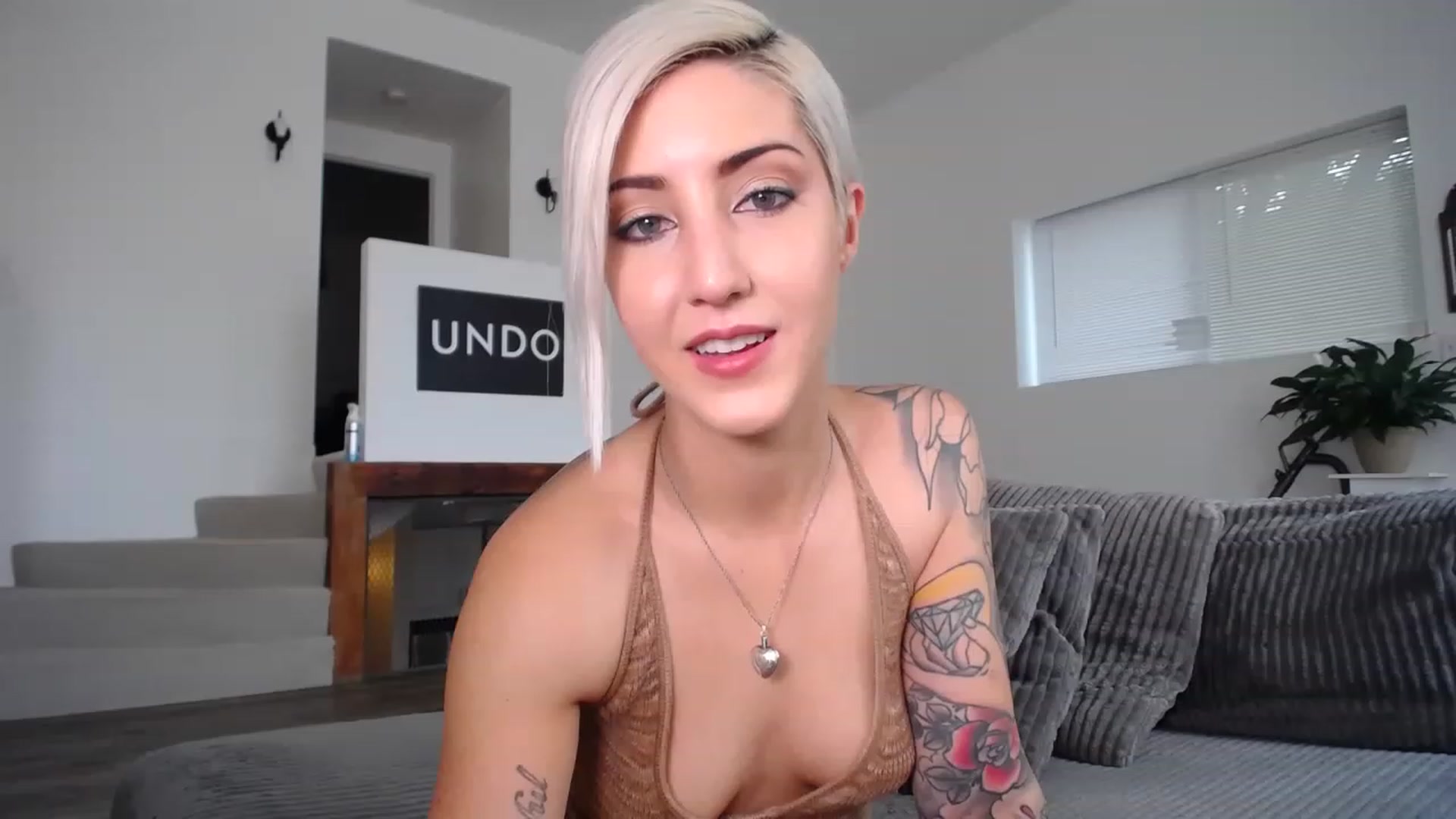 Gallery image thumbnail from ItsJade's myfreecams stream on, 05/12/2023, 15:38 image 8 of 20