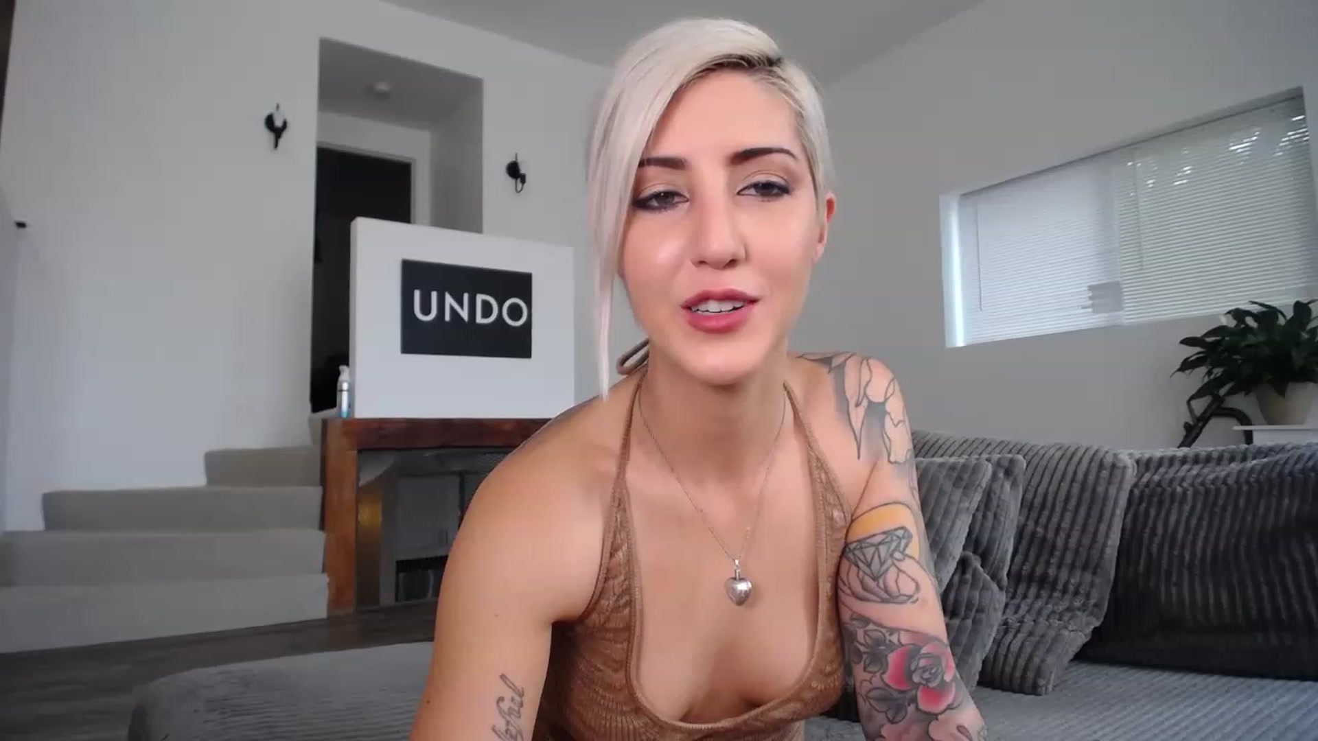Gallery image thumbnail from ItsJade's myfreecams stream on, 05/12/2023, 15:38 image 13 of 20
