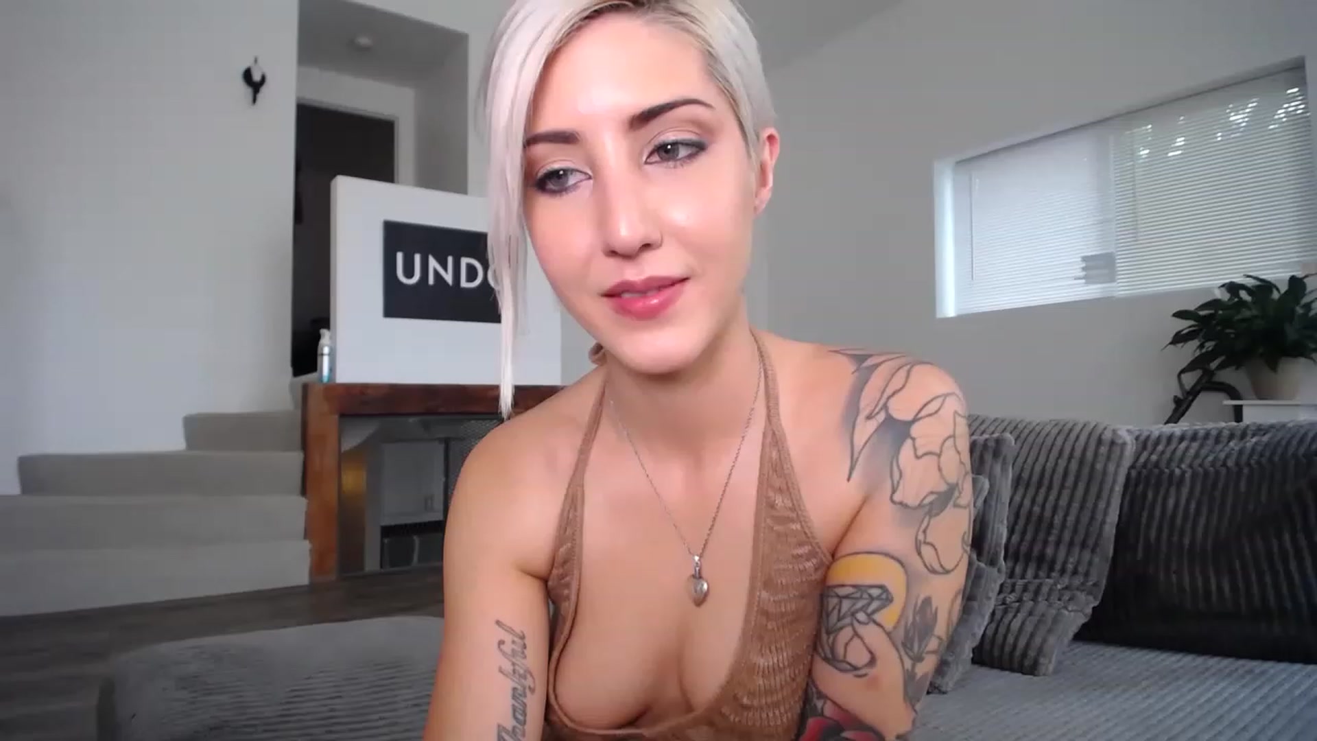 Gallery image thumbnail from ItsJade's myfreecams stream on, 05/12/2023, 17:23 image 1 of 20