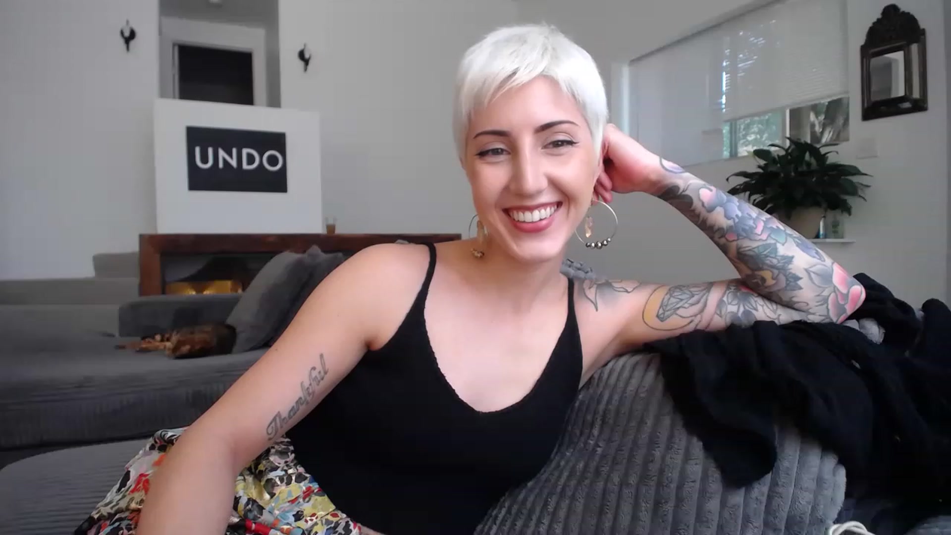 Gallery image thumbnail from ItsJade's myfreecams stream on, 06/02/2023, 18:43 image 3 of 20