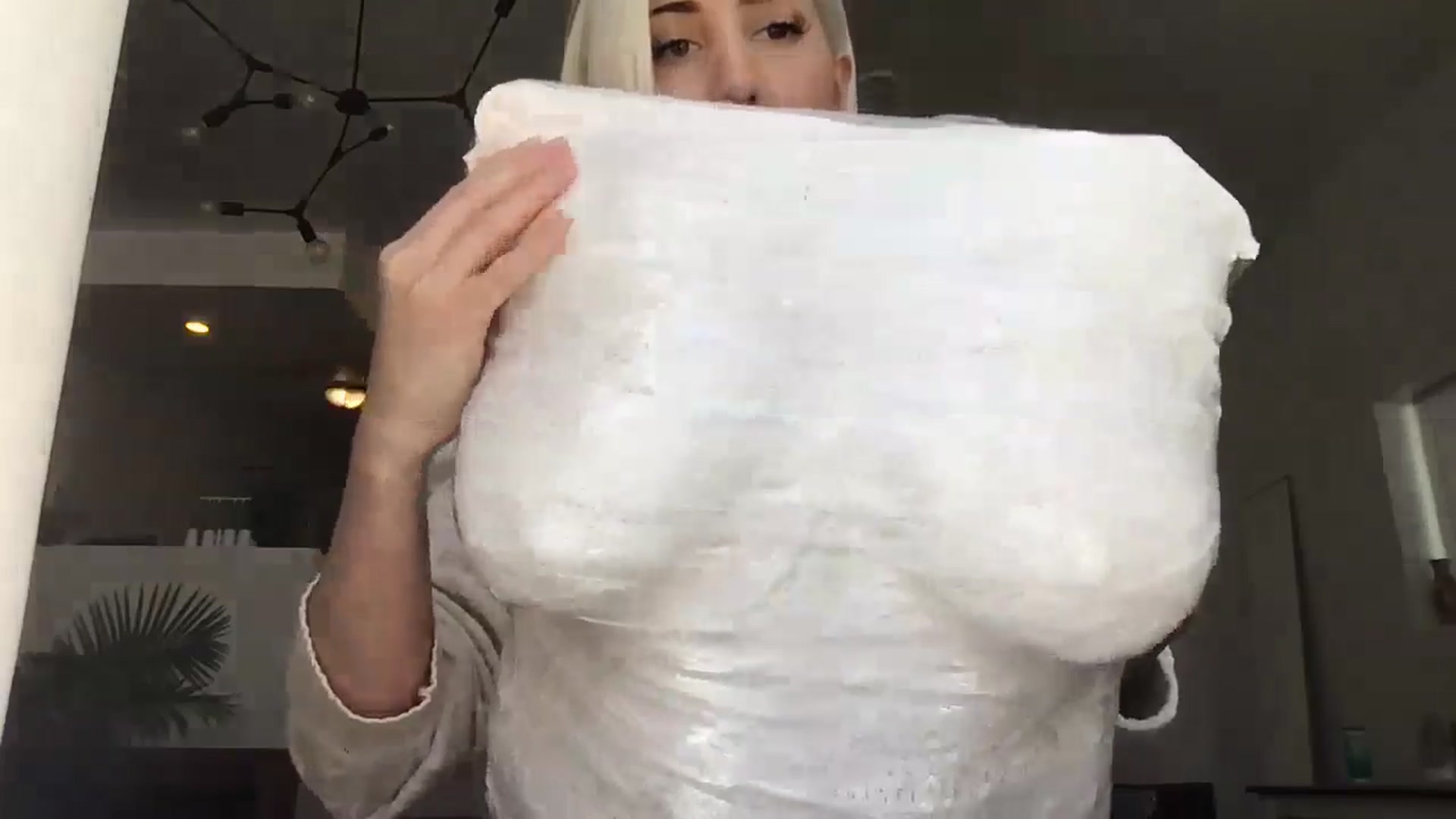 Gallery image thumbnail from ItsJade's myfreecams stream on, 05/25/2024, 20:39 image 19 of 20