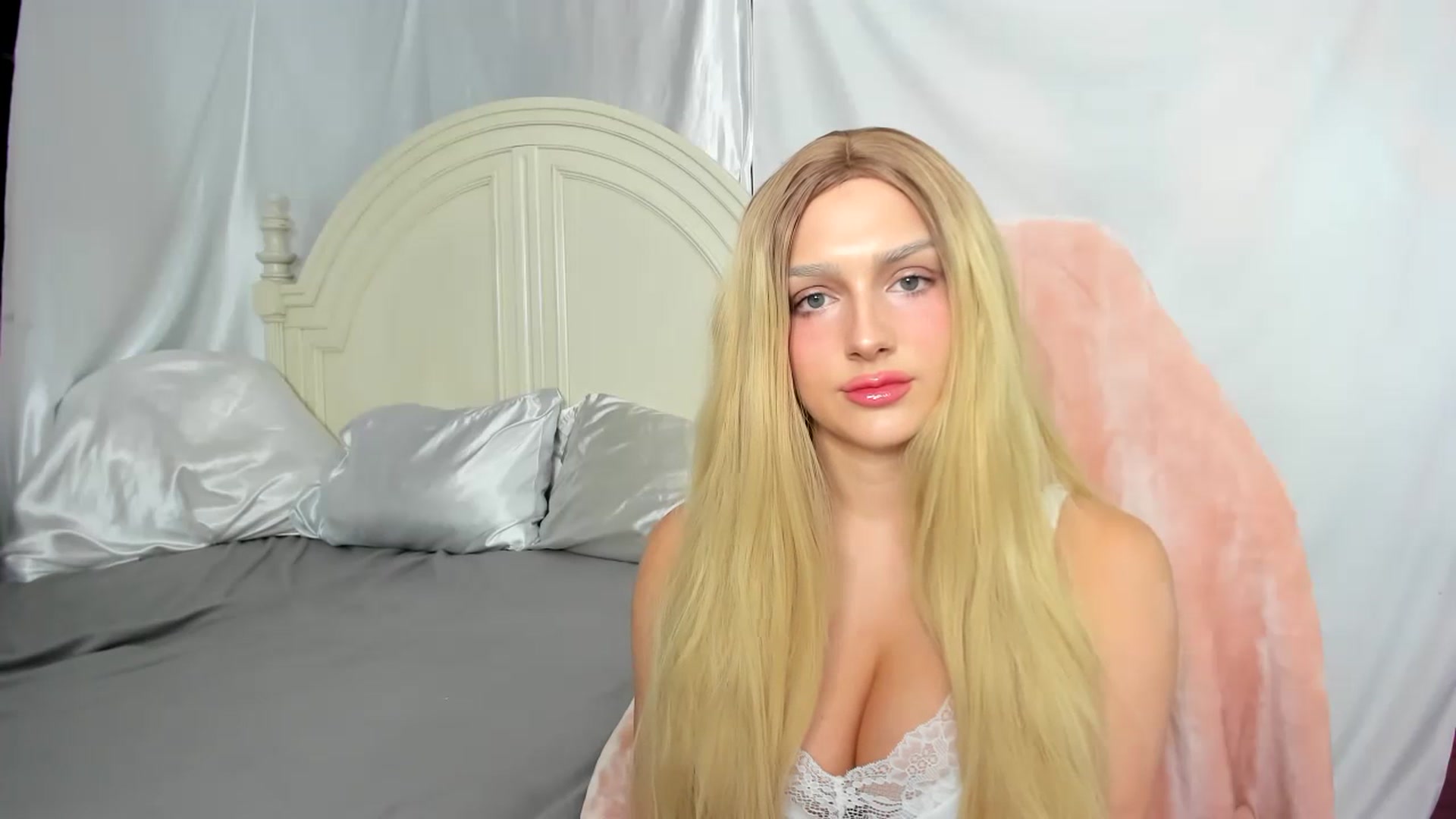Gallery image thumbnail from ItsJenni's myfreecams stream on, 07/18/2023, 24:23 image 19 of 20