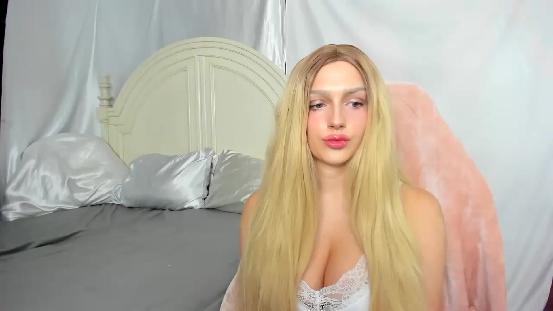 Gallery image thumbnail from ItsJenni's myfreecams stream on, 07/18/2023, 24:23 image 16 of 20