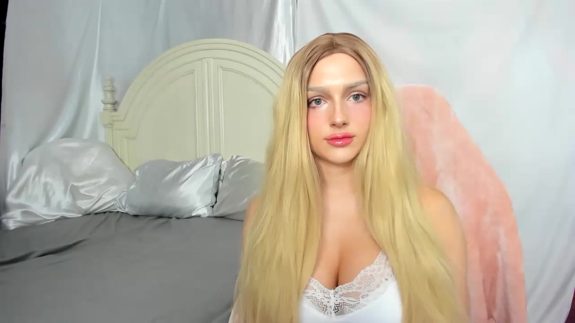 Gallery image thumbnail from ItsJenni's myfreecams stream on, 07/18/2023, 24:23 image 15 of 20