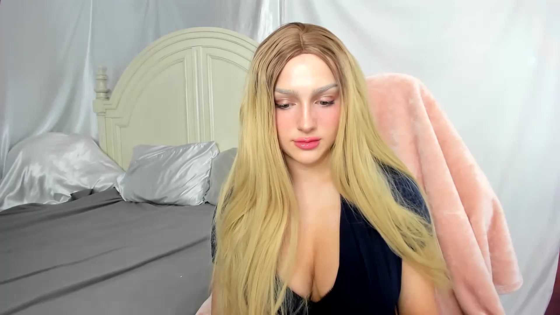 Gallery image thumbnail from ItsJenni's myfreecams stream on, 07/19/2023, 24:45 image 2 of 20