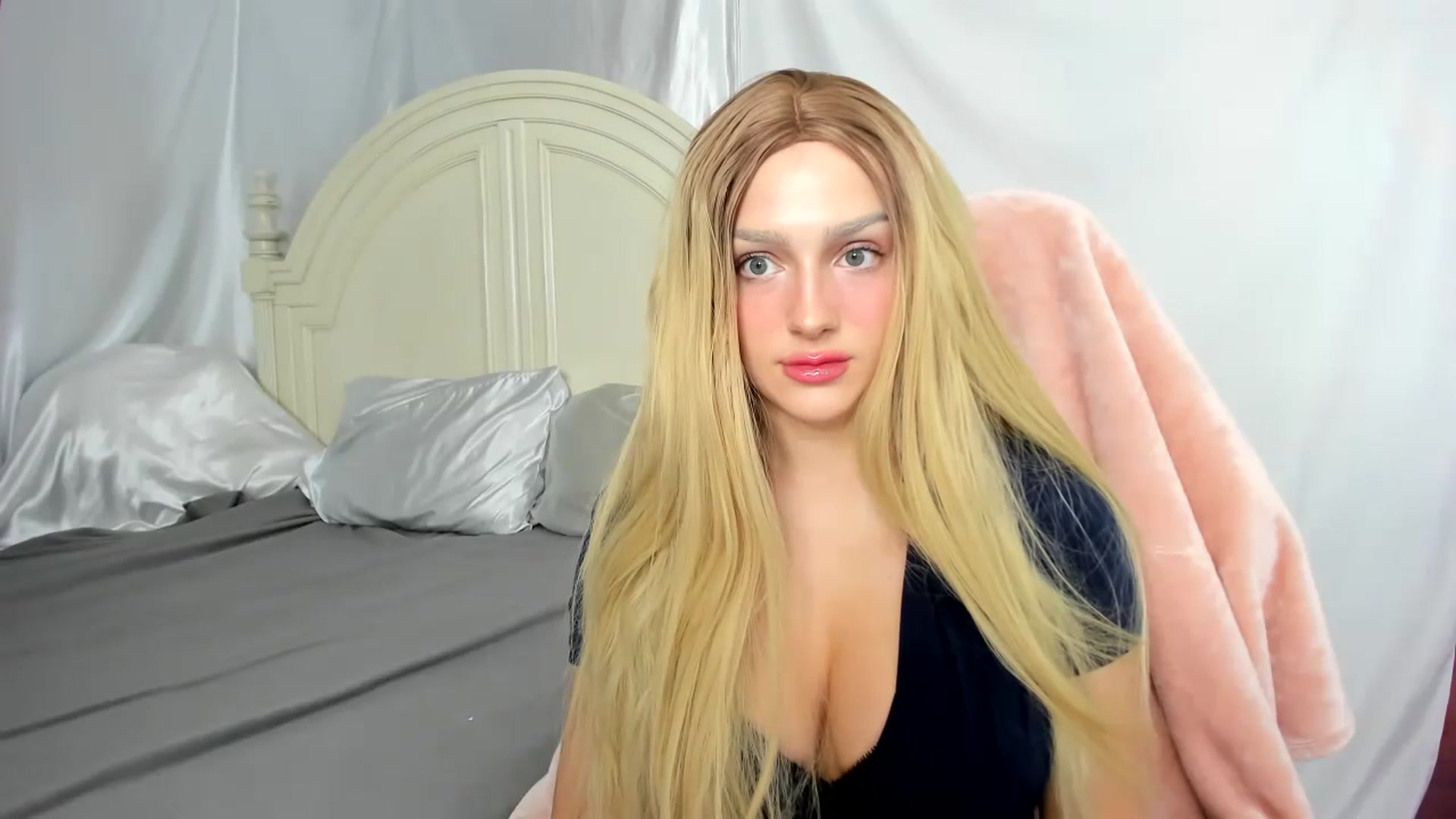 Gallery image thumbnail from ItsJenni's myfreecams stream on, 07/19/2023, 24:45 image 10 of 20