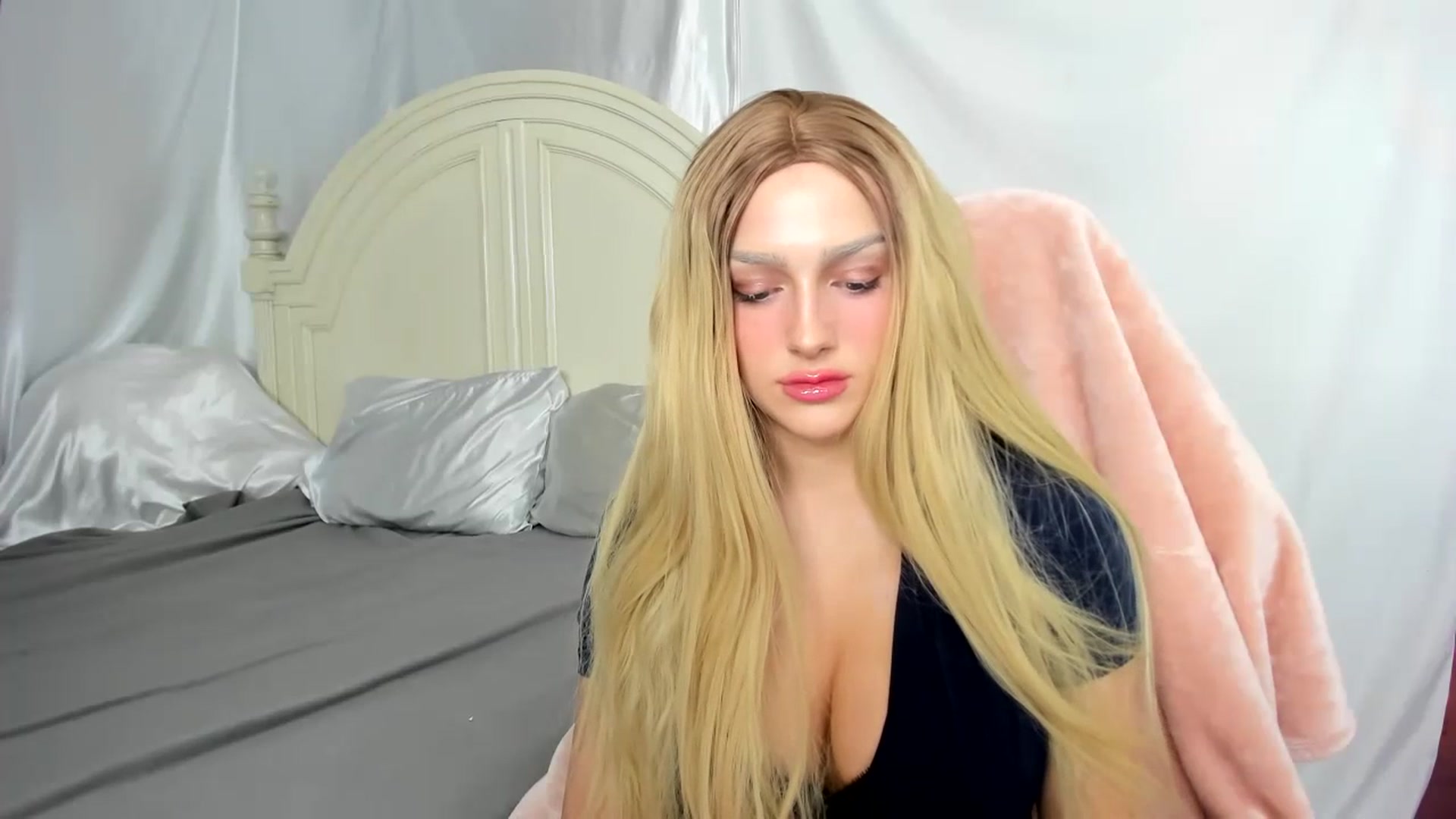 Gallery image thumbnail from ItsJenni's myfreecams stream on, 07/19/2023, 24:45 image 5 of 20