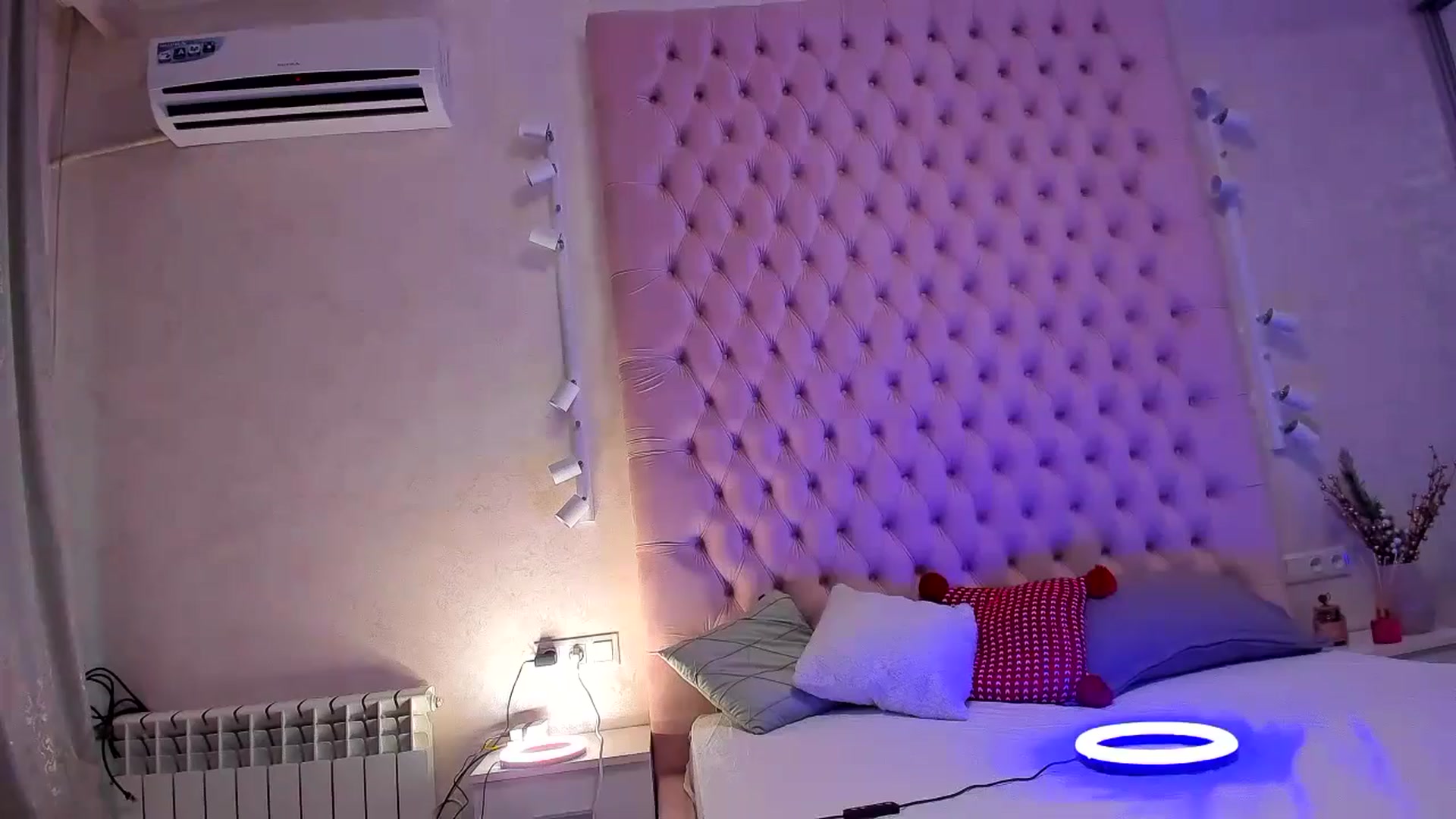 Gallery image thumbnail from ItsKristina's myfreecams stream on, 05/07/2024, 04:33 image 16 of 20