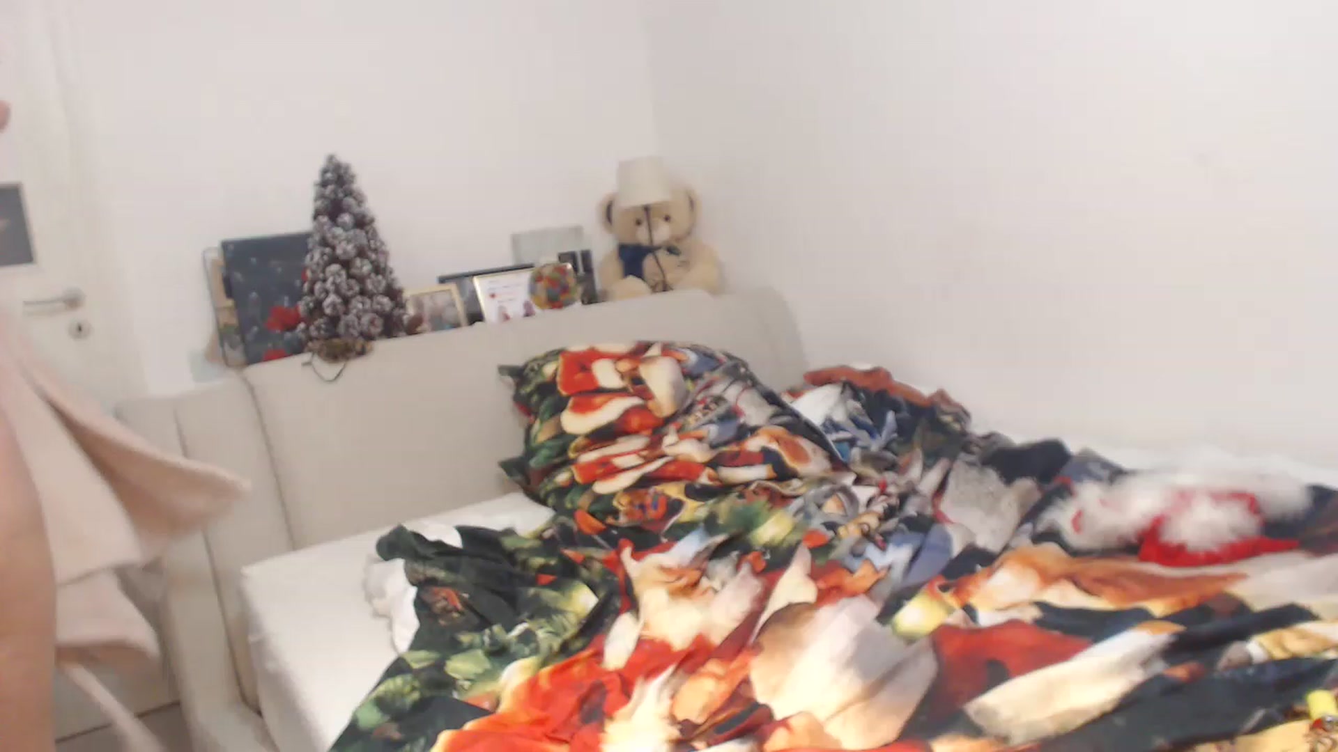 Gallery image thumbnail from ItsKrystalXx's myfreecams stream on, 12/25/2022, 02:02 image 18 of 20